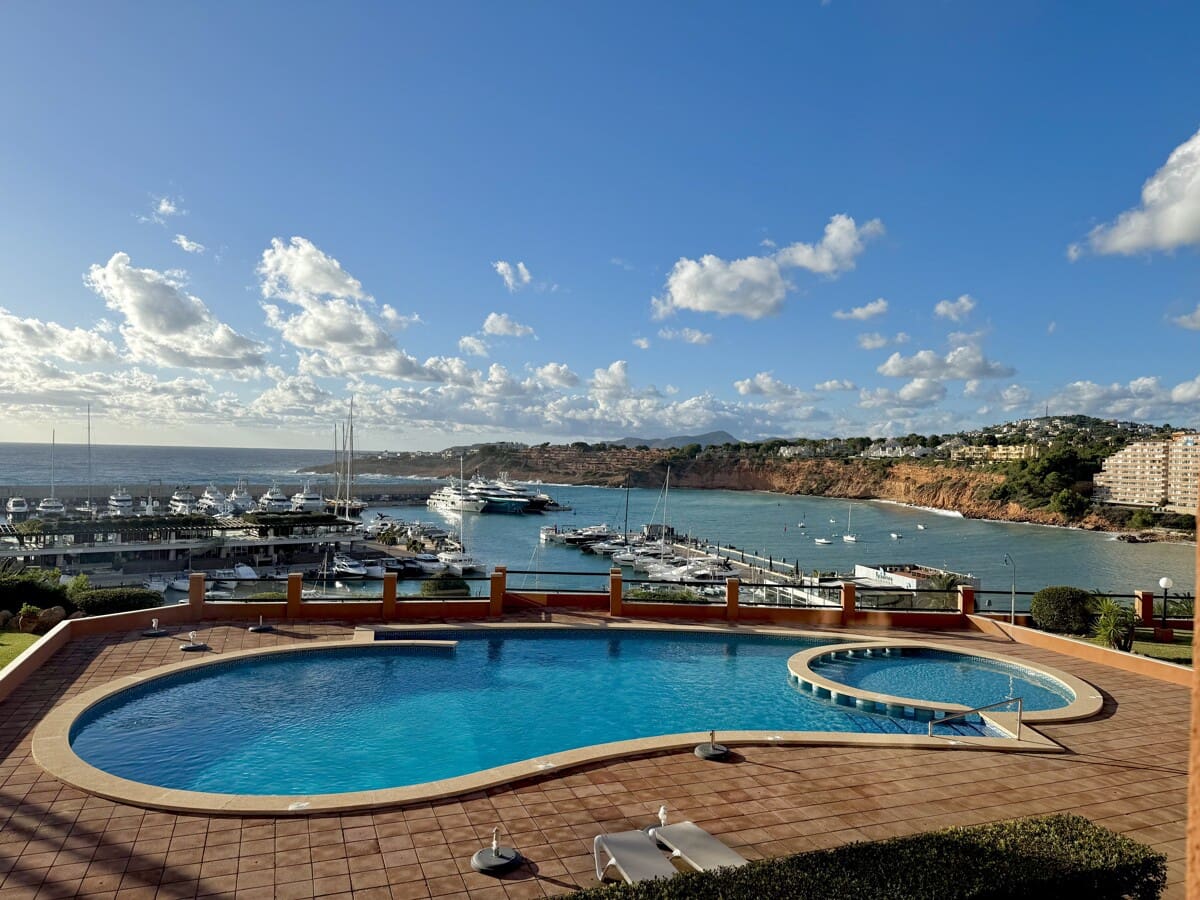 2 slaapkamer Flat te koop in El Toro / Port Adriano met zwembad - € 1.195.000 (Ref: 9400361)