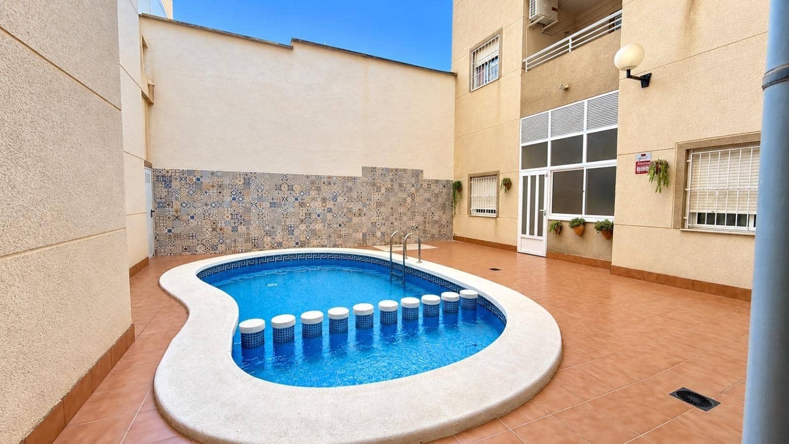 2 bedroom Flat for sale in Torrevieja with pool - € 140,000 (Ref: 10165071)