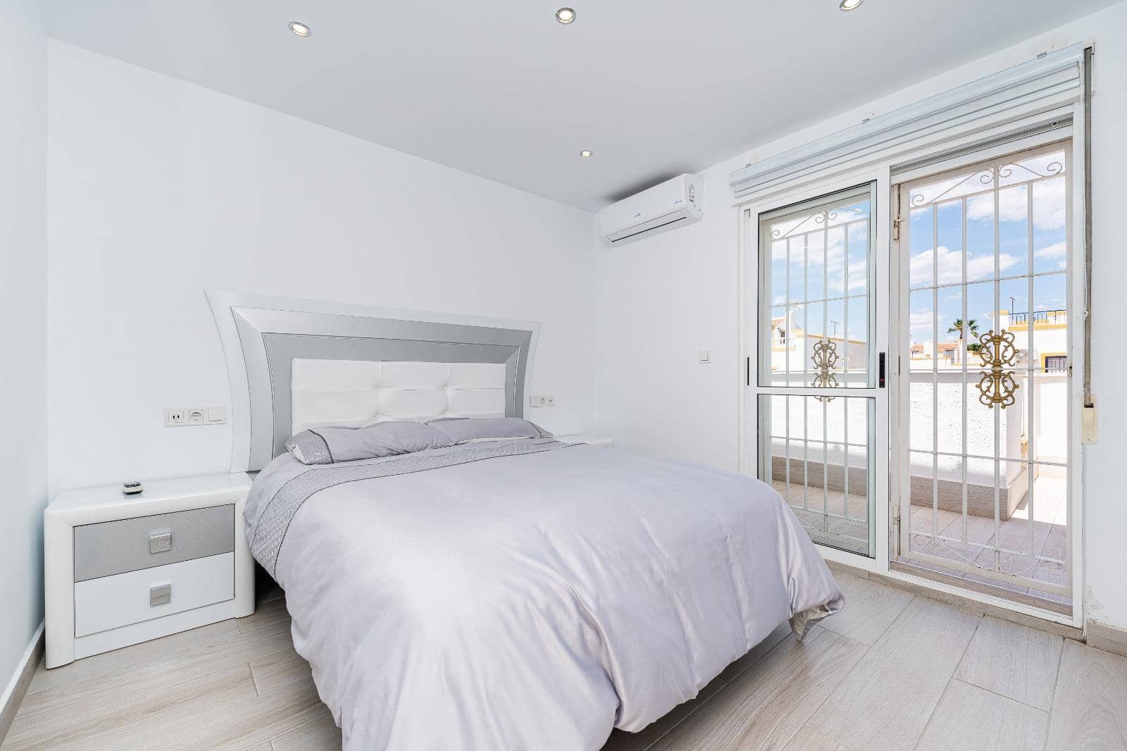 4 soveværelse Villa til salg i Torrevieja med swimmingpool - € 269.000 (Ref: 10168473)