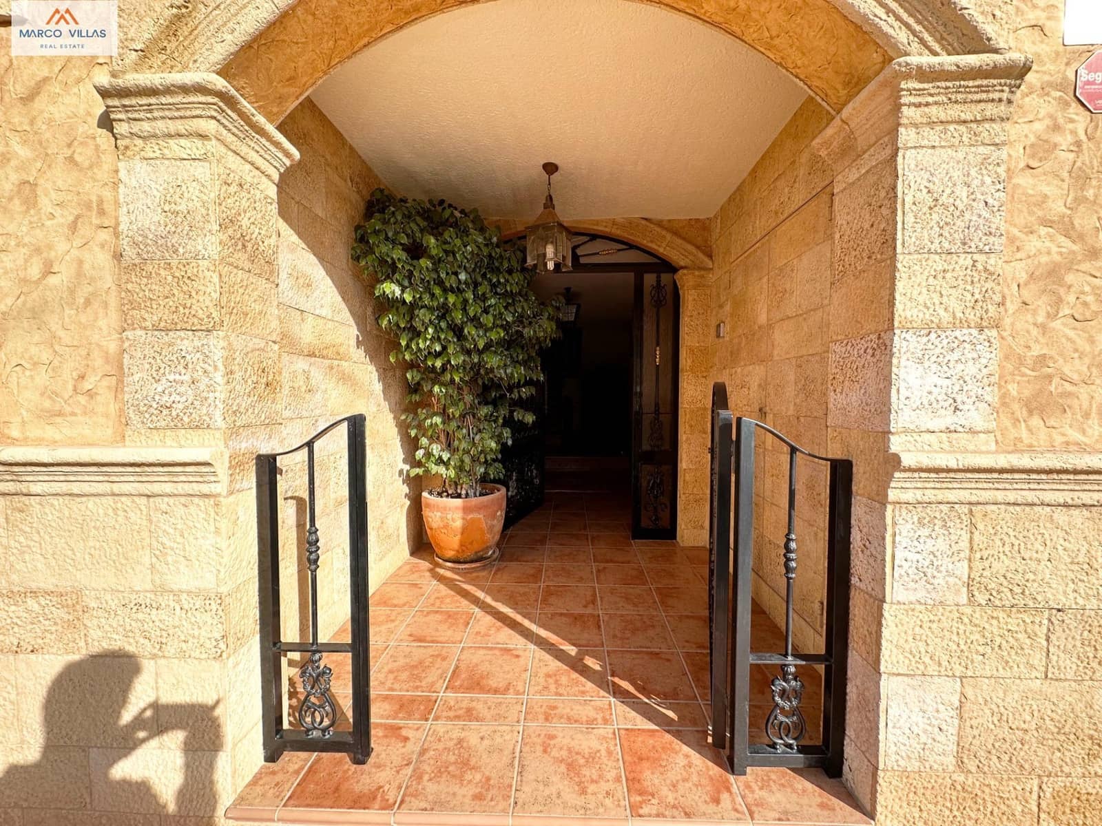 4 soverom Villa til salgs i Guardamar del Segura med garasje - € 485 000 (Ref: 8089735)