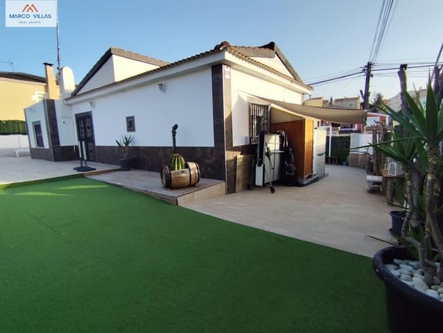 3 makuuhuone Huvila myytävänä paikassa Torrevieja mukana uima-altaan 
autotalli - 399 000 € (Ref: 8247752)