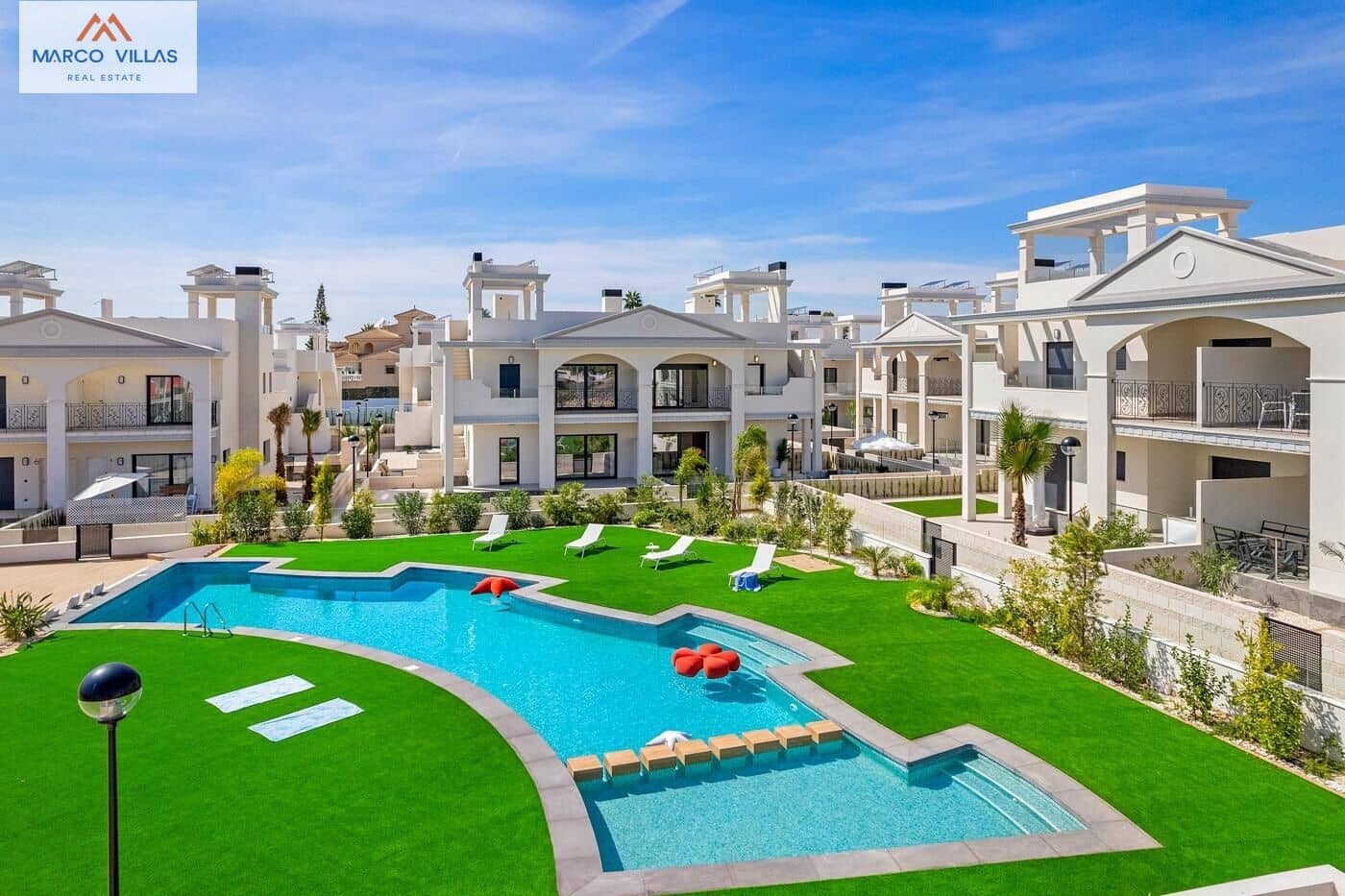 3 soverom Rekkehus til salgs i Ciudad Quesada med svømmebasseng garasje - € 397 000 (Ref: 8599843)