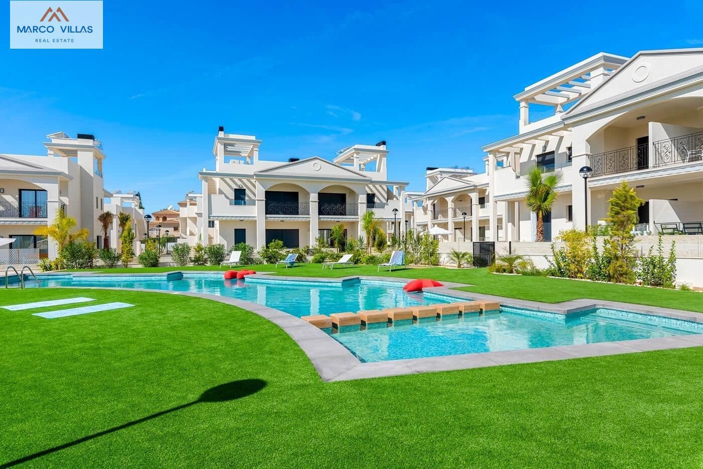 3 soverom Rekkehus til salgs i Ciudad Quesada med svømmebasseng garasje - € 397 000 (Ref: 8599843)