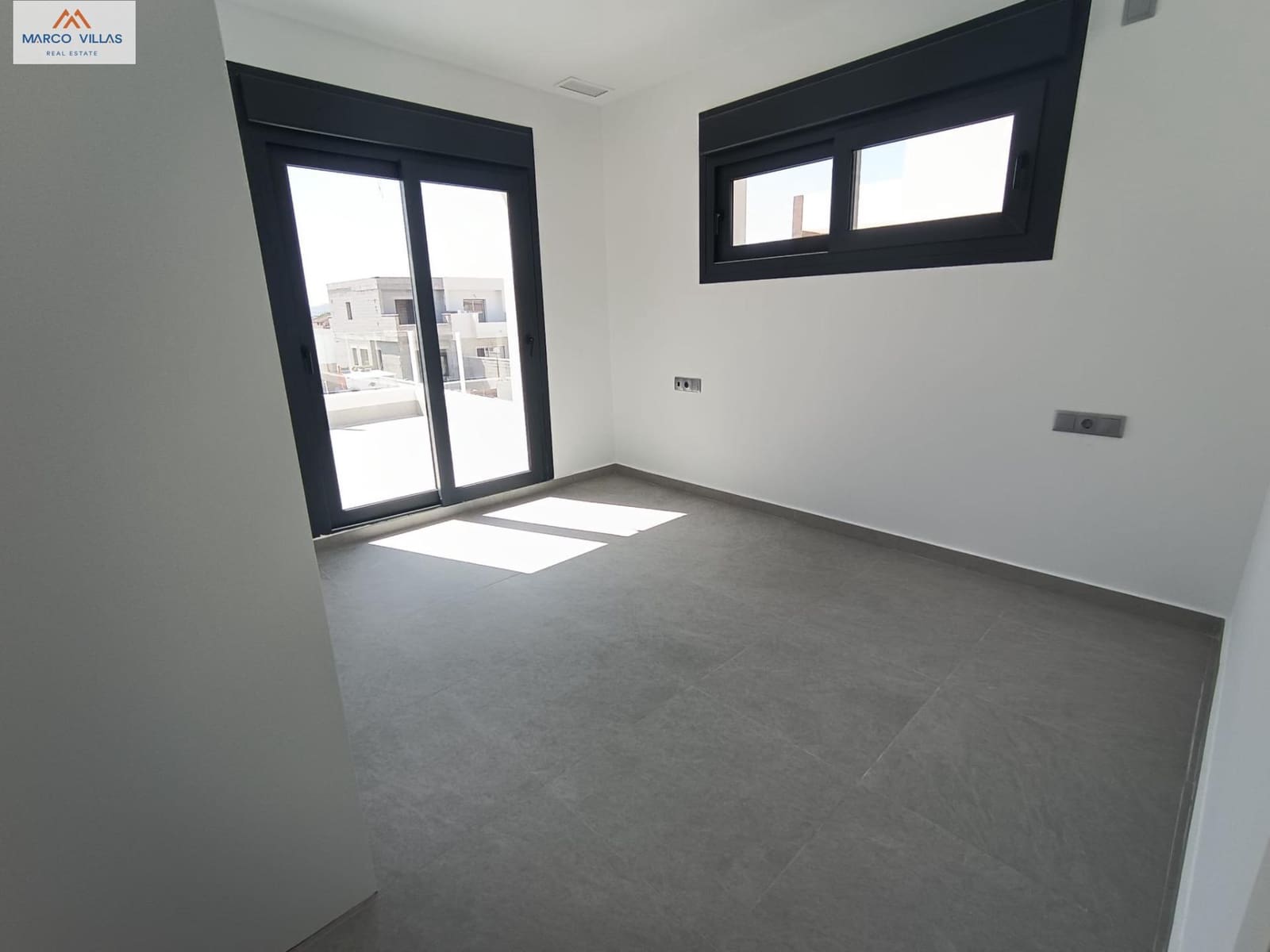 3 makuuhuone Huvila myytävänä paikassa Daya Nueva mukana uima-altaan - 290 000 € (Ref: 8741611)