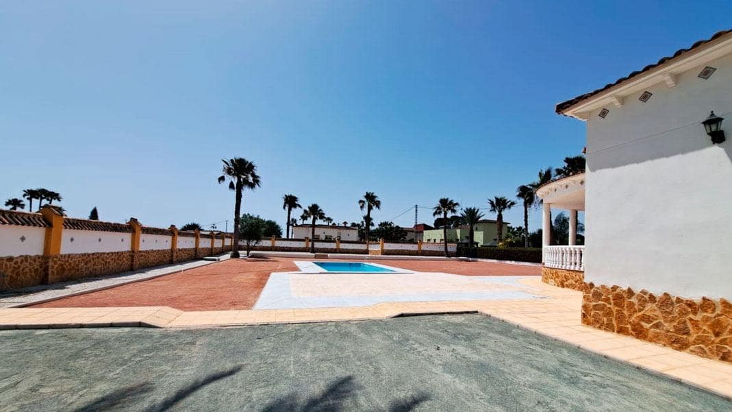 3 soveværelse Villa til salg i Catral med swimmingpool garage - € 375.000 (Ref: 8874713)