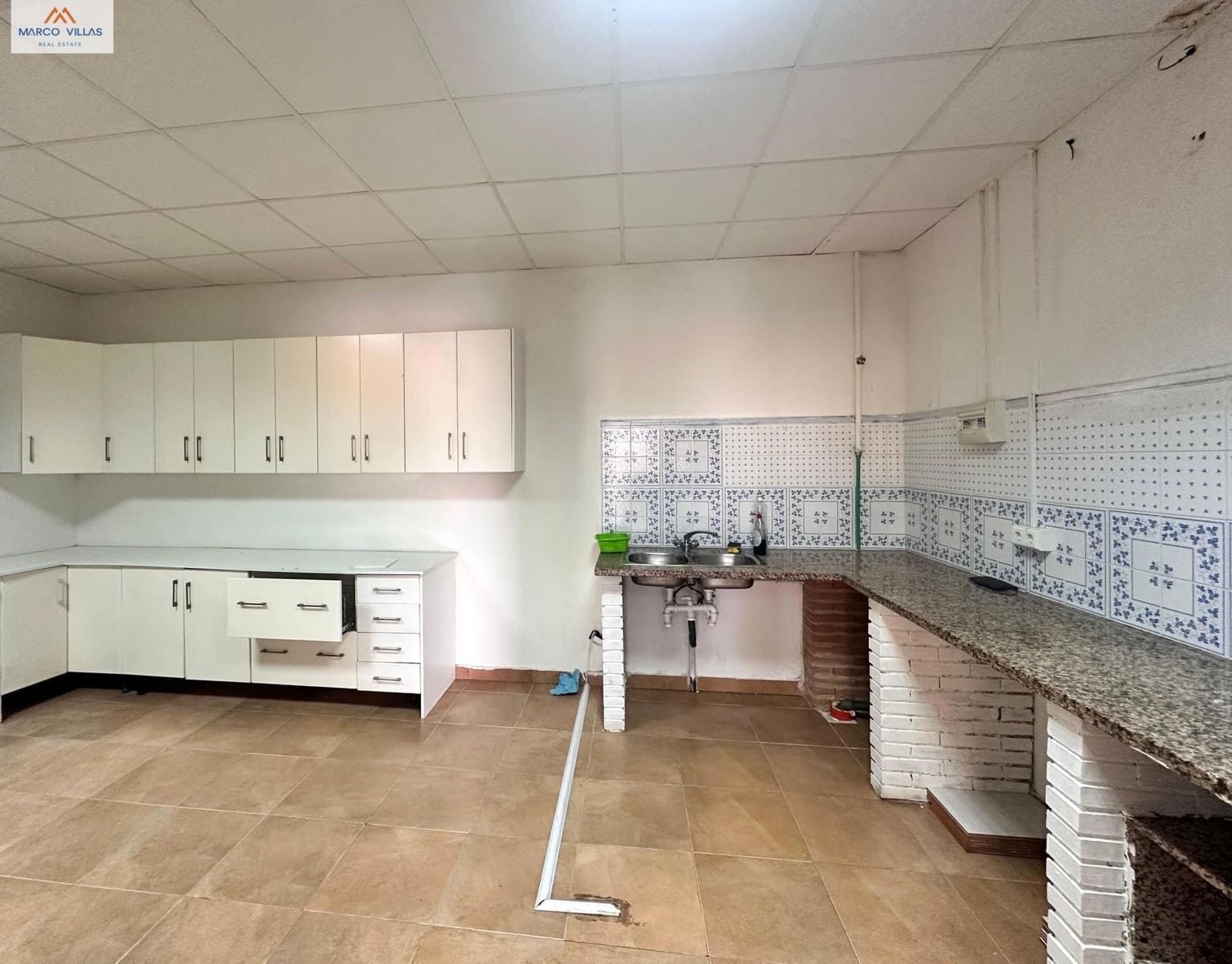 Commercieel te koop in Guardamar del Segura - € 225.000 (Ref: 9048729)