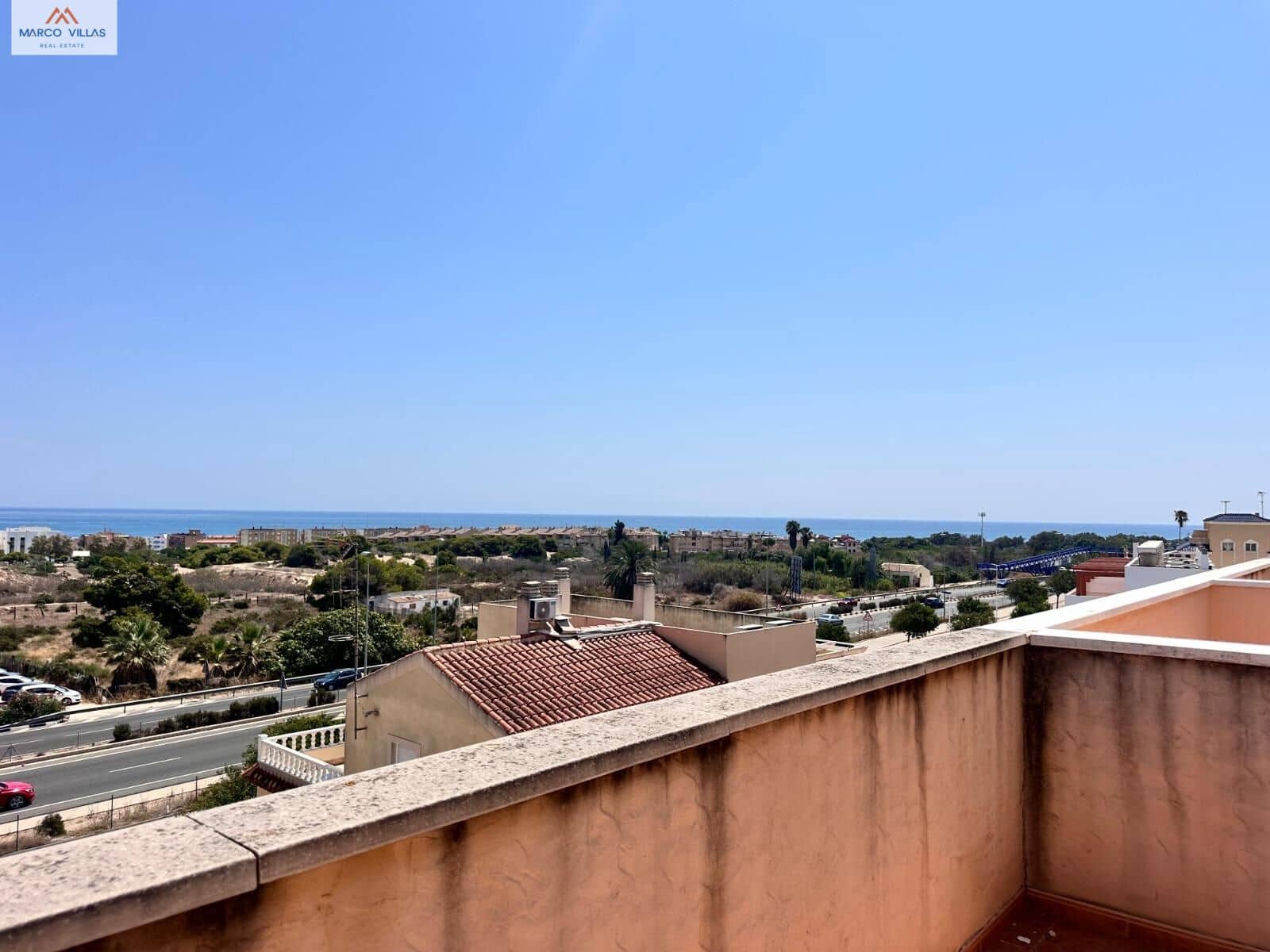 3 makuuhuone Rivitalo myytävänä paikassa Guardamar del Segura mukana uima-altaan 
autotalli - 219 000 € (Ref: 9176431)