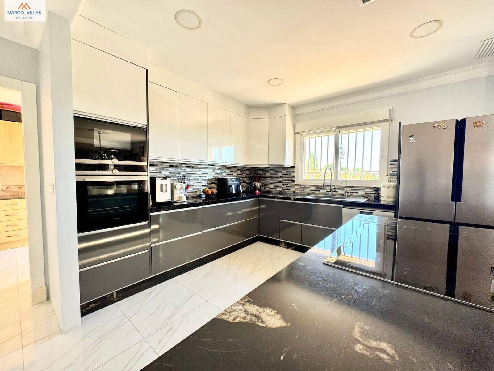 8 Zimmer Villa zu verkaufen in San Fulgencio mit Pool Garage - 950.000 € (Ref: 9236889)