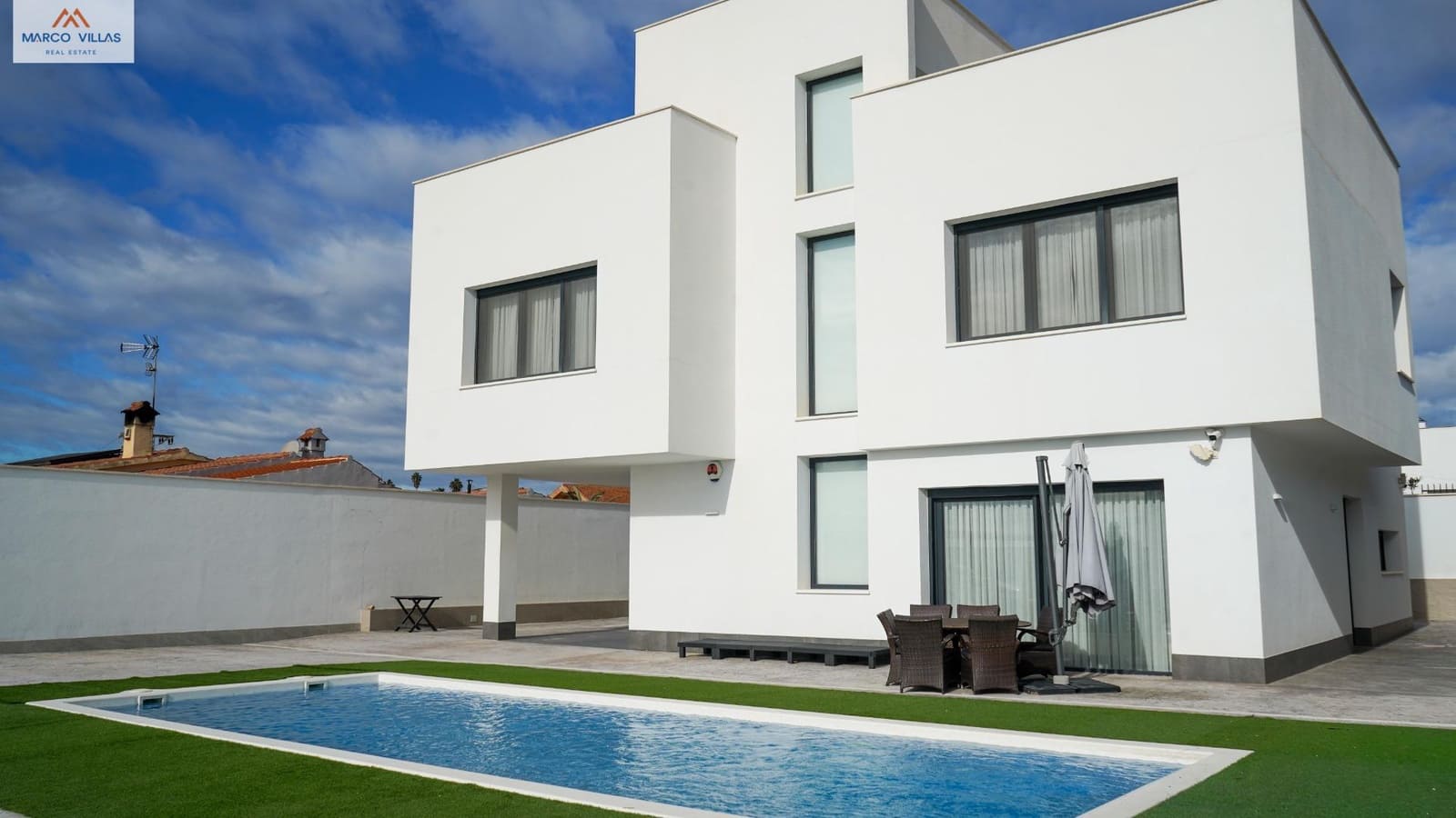 5 bedroom Villa for sale in San Fulgencio with pool garage - € 1,500,000 (Ref: 9604964)