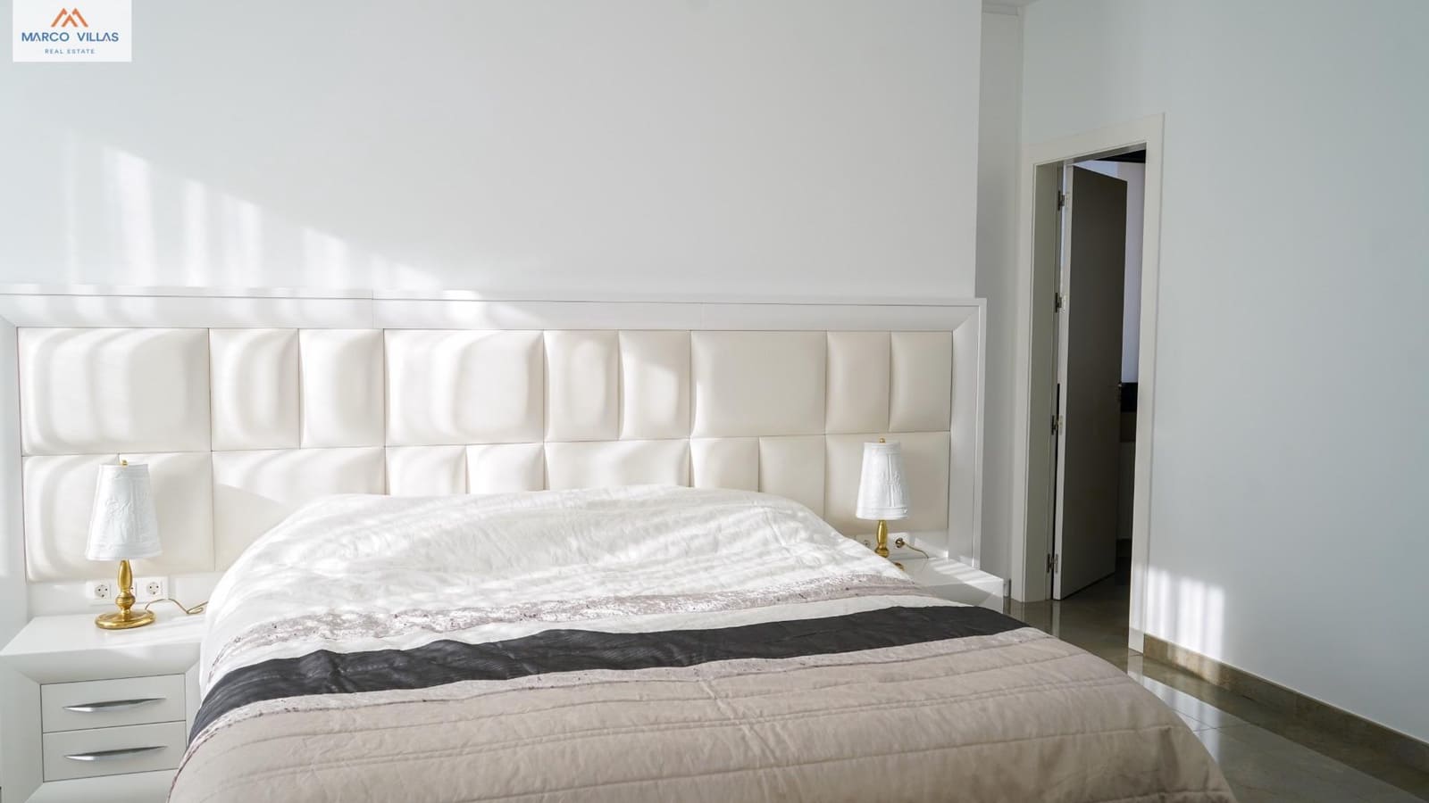 5 bedroom Villa for sale in San Fulgencio with pool garage - € 1,500,000 (Ref: 9604964)