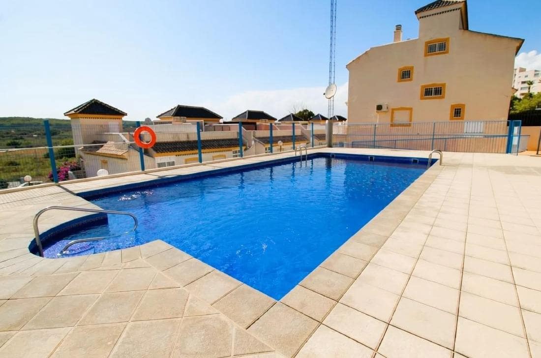 2 makuuhuone Bungalow myytävänä paikassa Guardamar del Segura mukana uima-altaan - 159 000 € (Ref: 9755672)