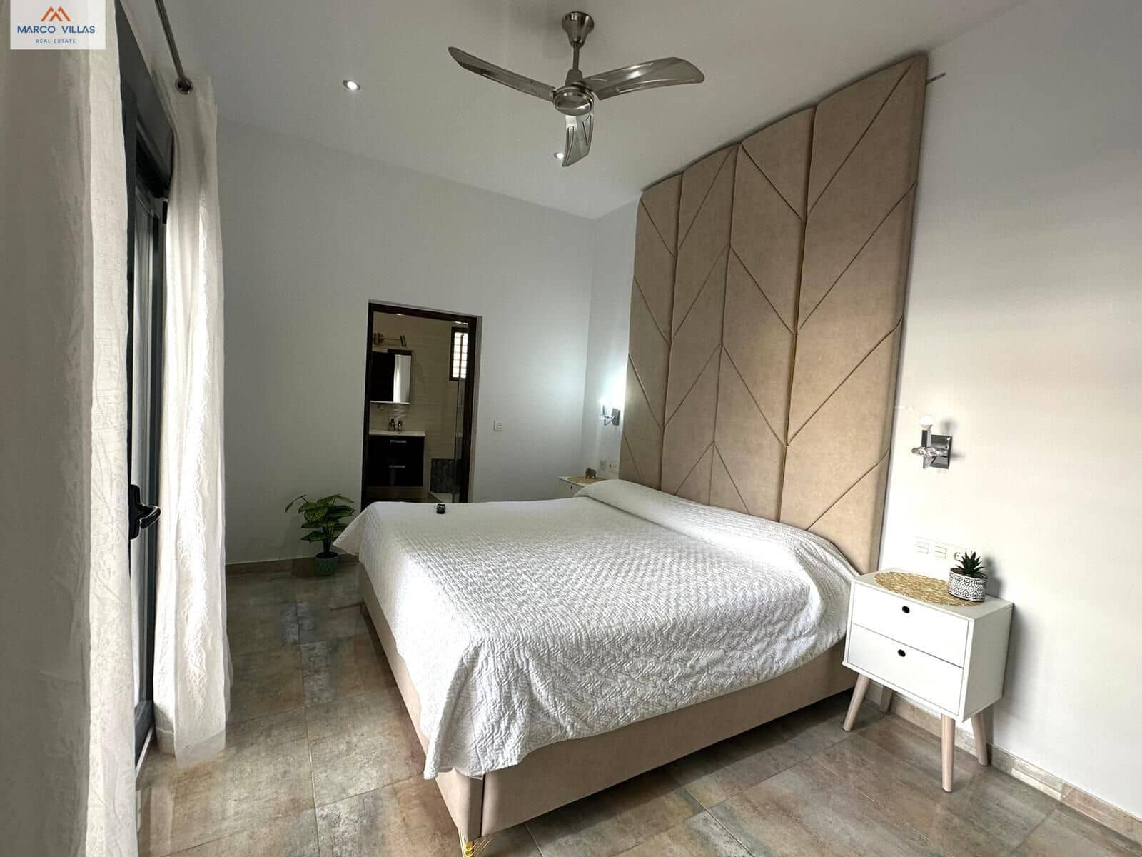 Chalet de 4 habitaciones en Torre de la Horadada en venta - 595.000 € (Ref: 9794624)