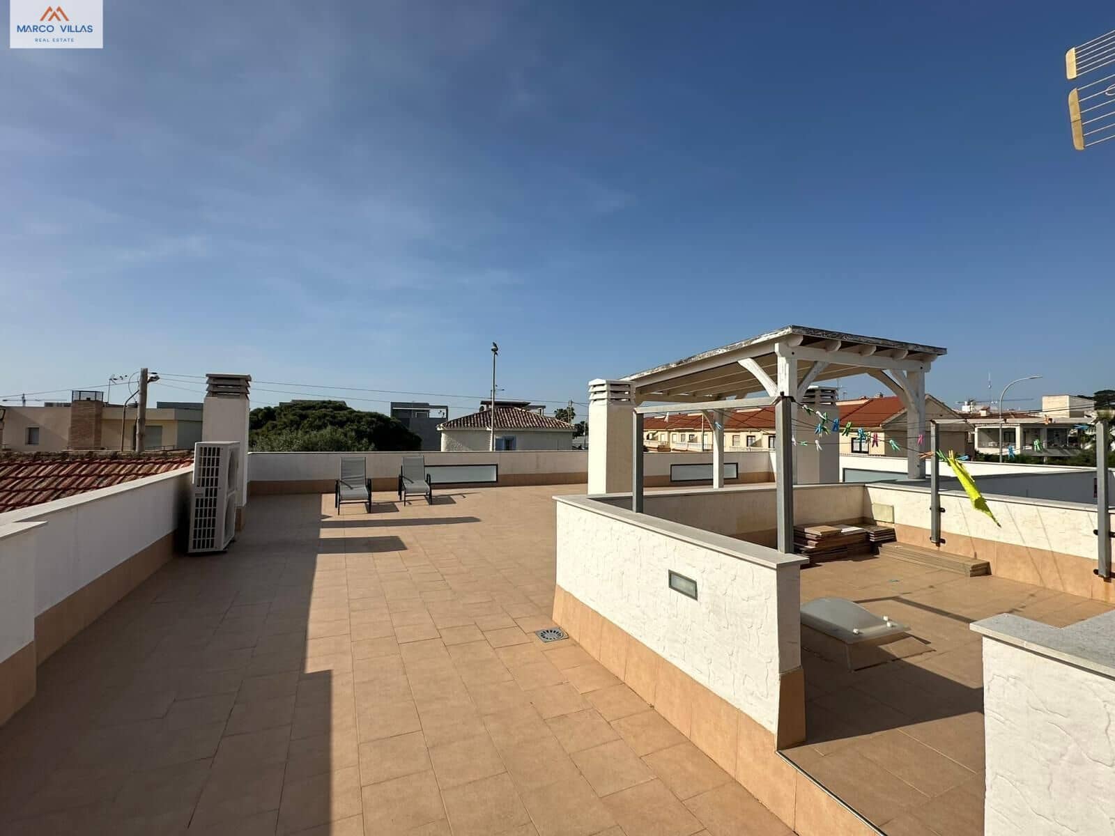 Chalet de 4 habitaciones en Torre de la Horadada en venta - 595.000 € (Ref: 9794624)