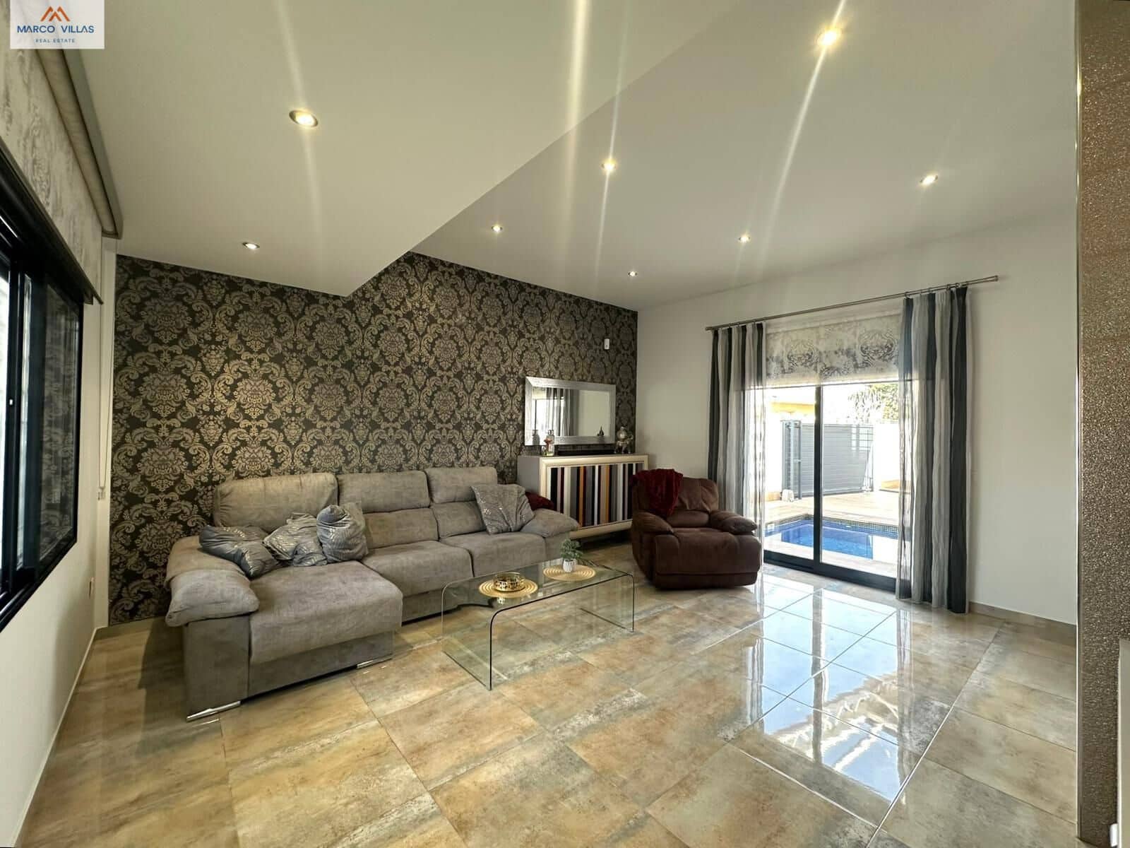 Chalet de 4 habitaciones en Torre de la Horadada en venta - 595.000 € (Ref: 9794624)