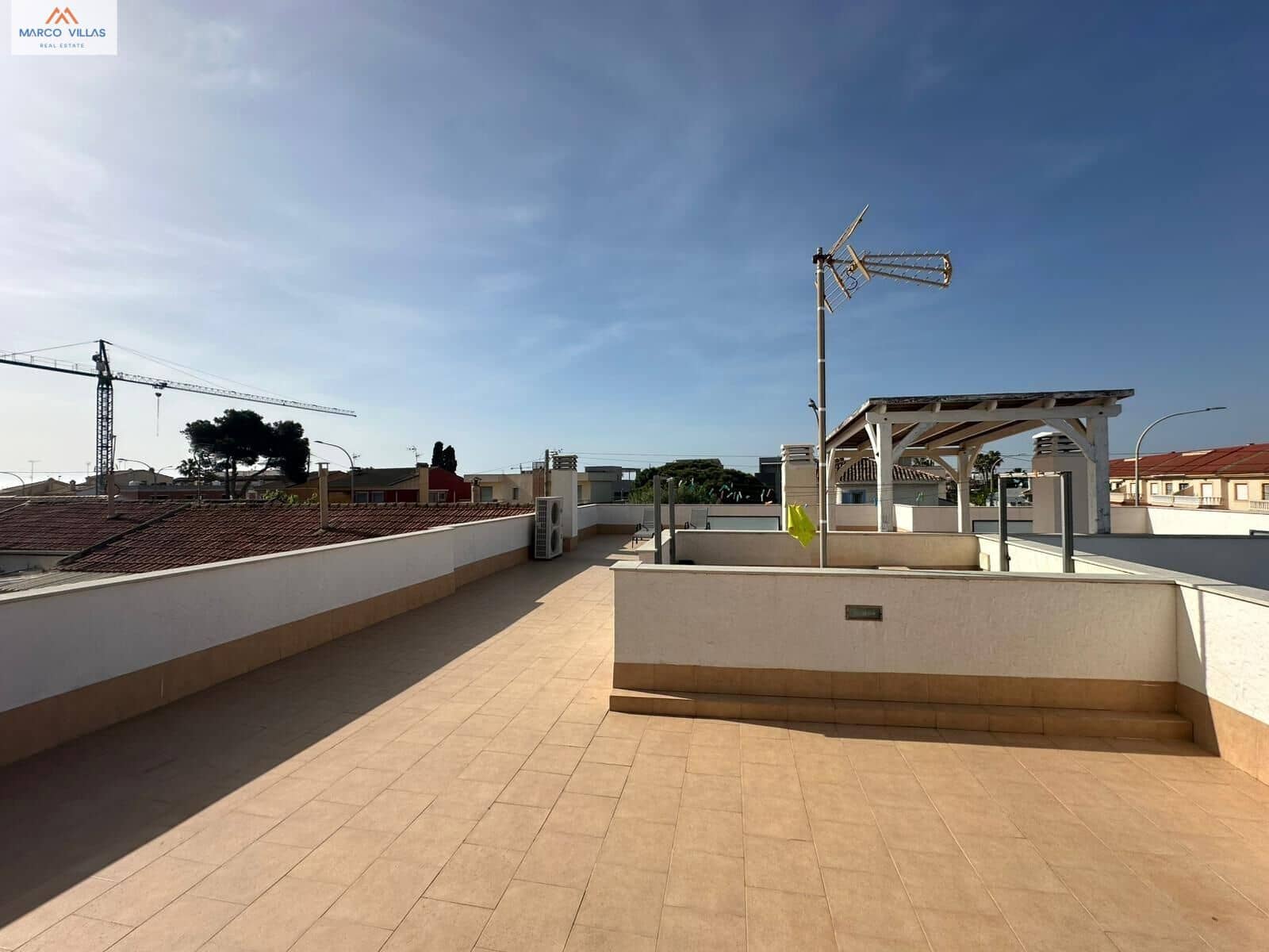 Chalet de 4 habitaciones en Torre de la Horadada en venta - 595.000 € (Ref: 9794624)