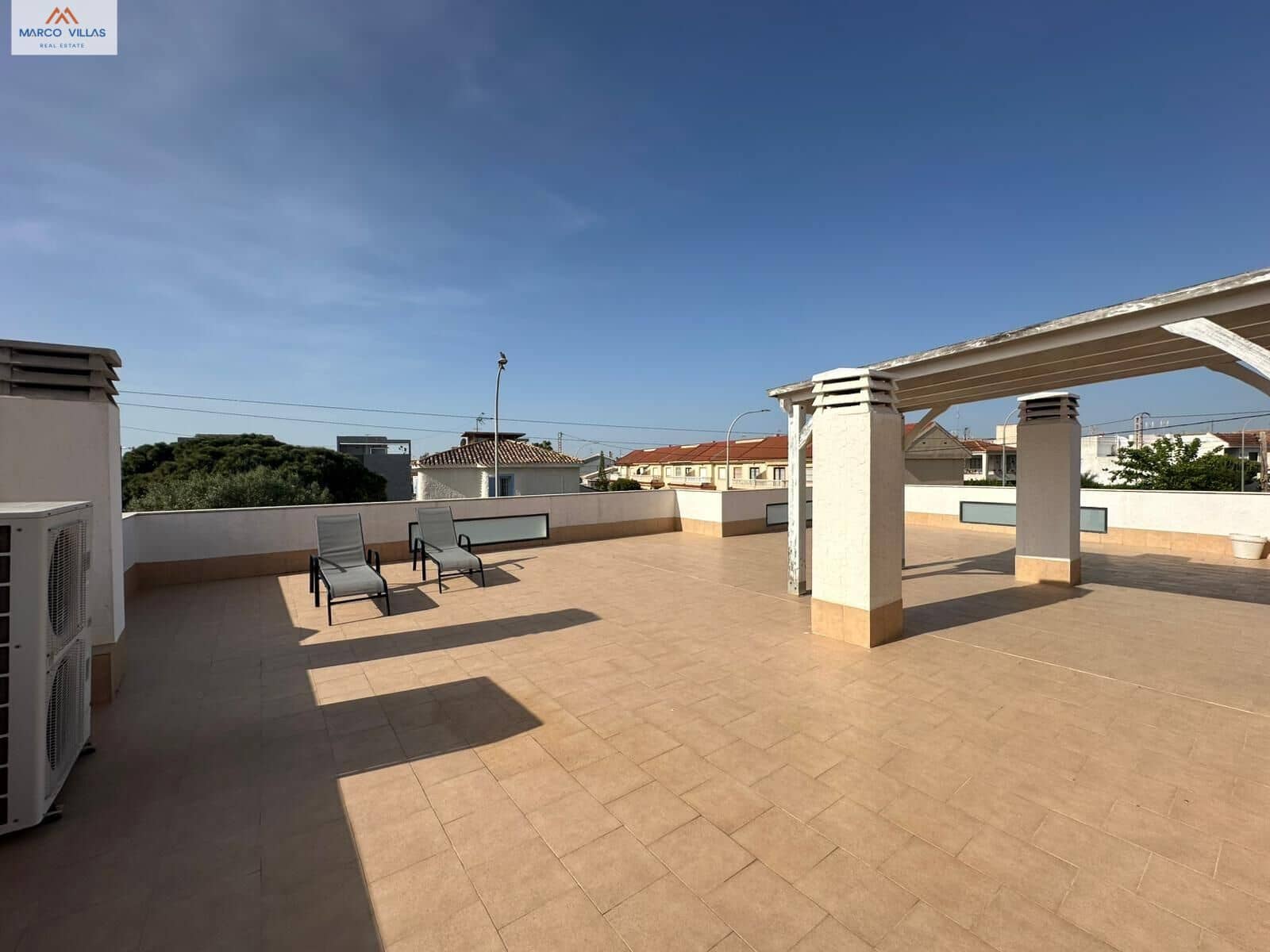 Chalet de 4 habitaciones en Torre de la Horadada en venta - 595.000 € (Ref: 9794624)