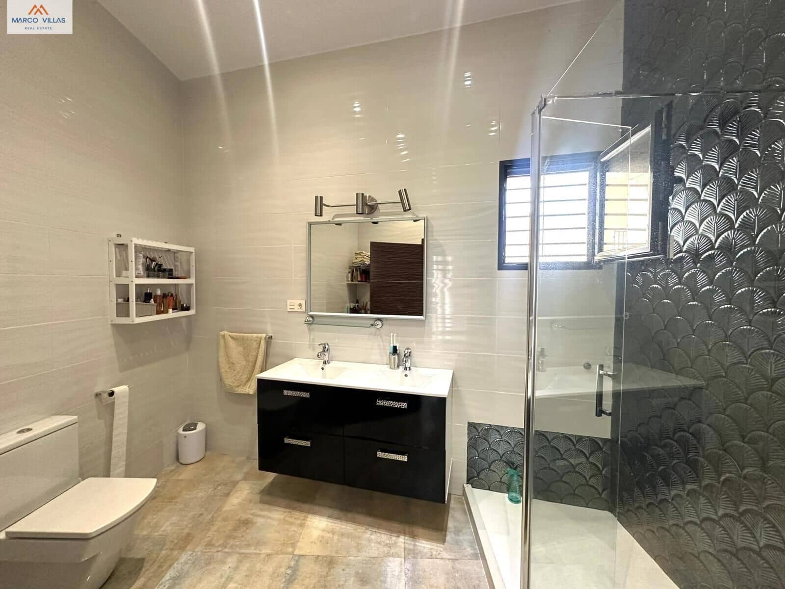 Chalet de 4 habitaciones en Torre de la Horadada en venta - 595.000 € (Ref: 9794624)