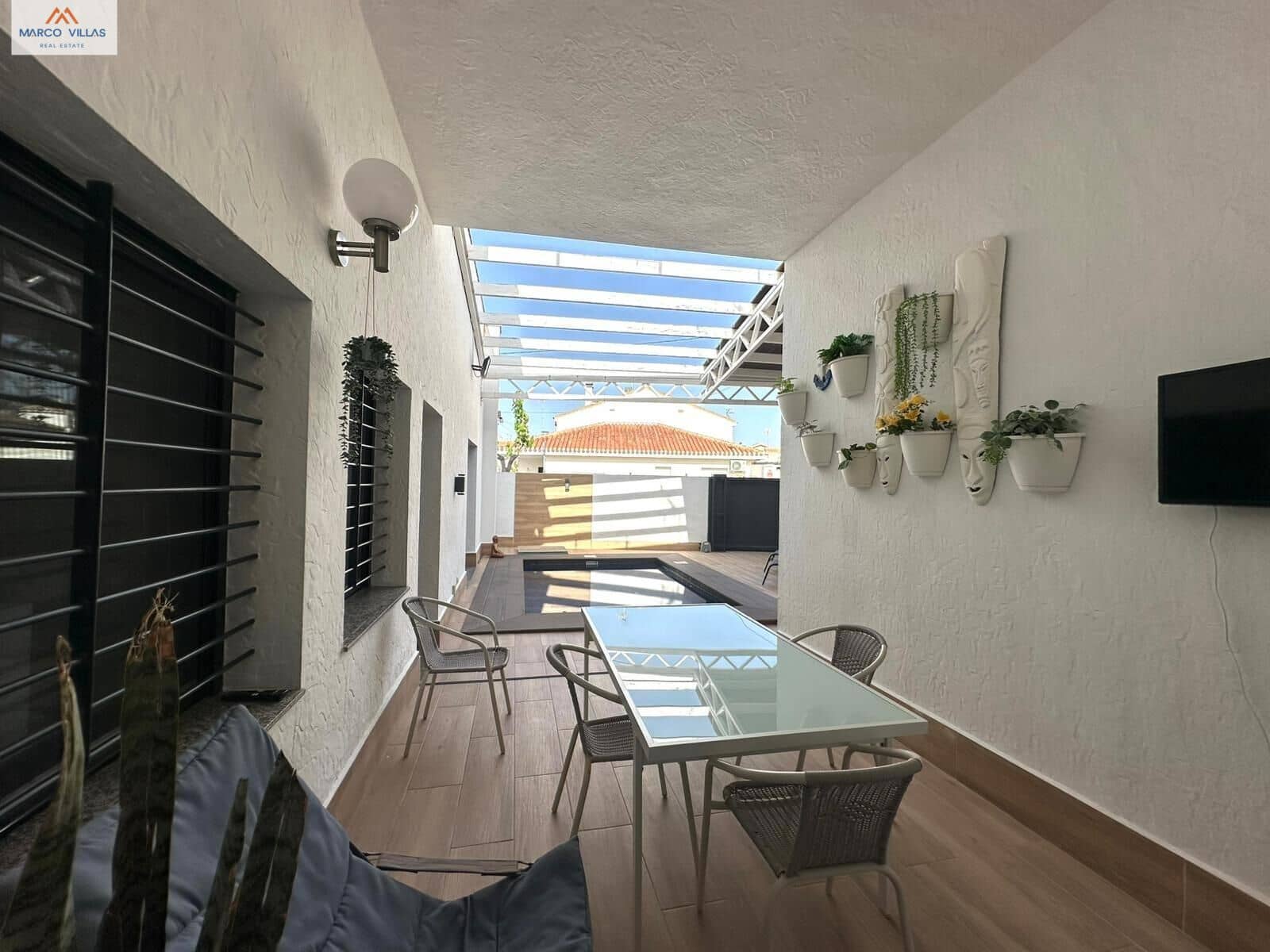 Chalet de 4 habitaciones en Torre de la Horadada en venta - 595.000 € (Ref: 9794624)