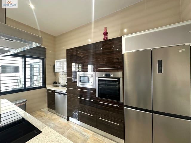 Chalet de 4 habitaciones en Torre de la Horadada, Pilar de la Horadada en venta - 595.000 € (Ref: 9794624)