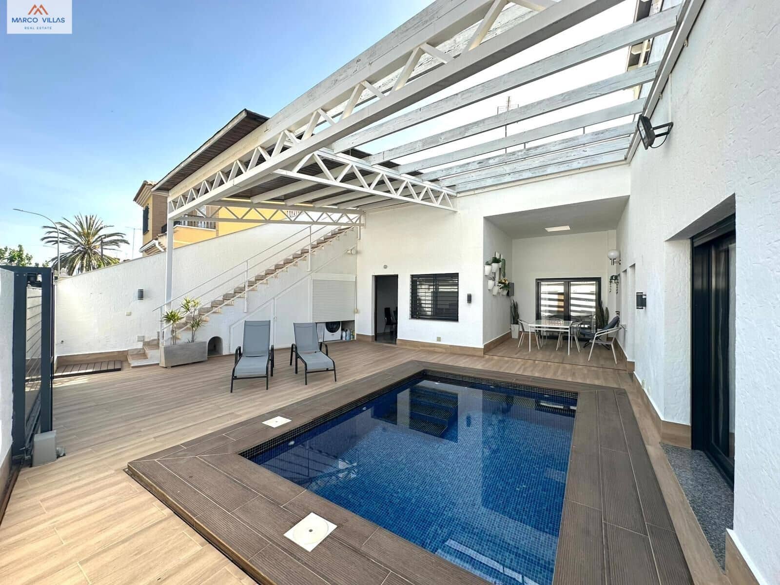 Chalet de 4 habitaciones en Torre de la Horadada en venta - 595.000 € (Ref: 9794624)