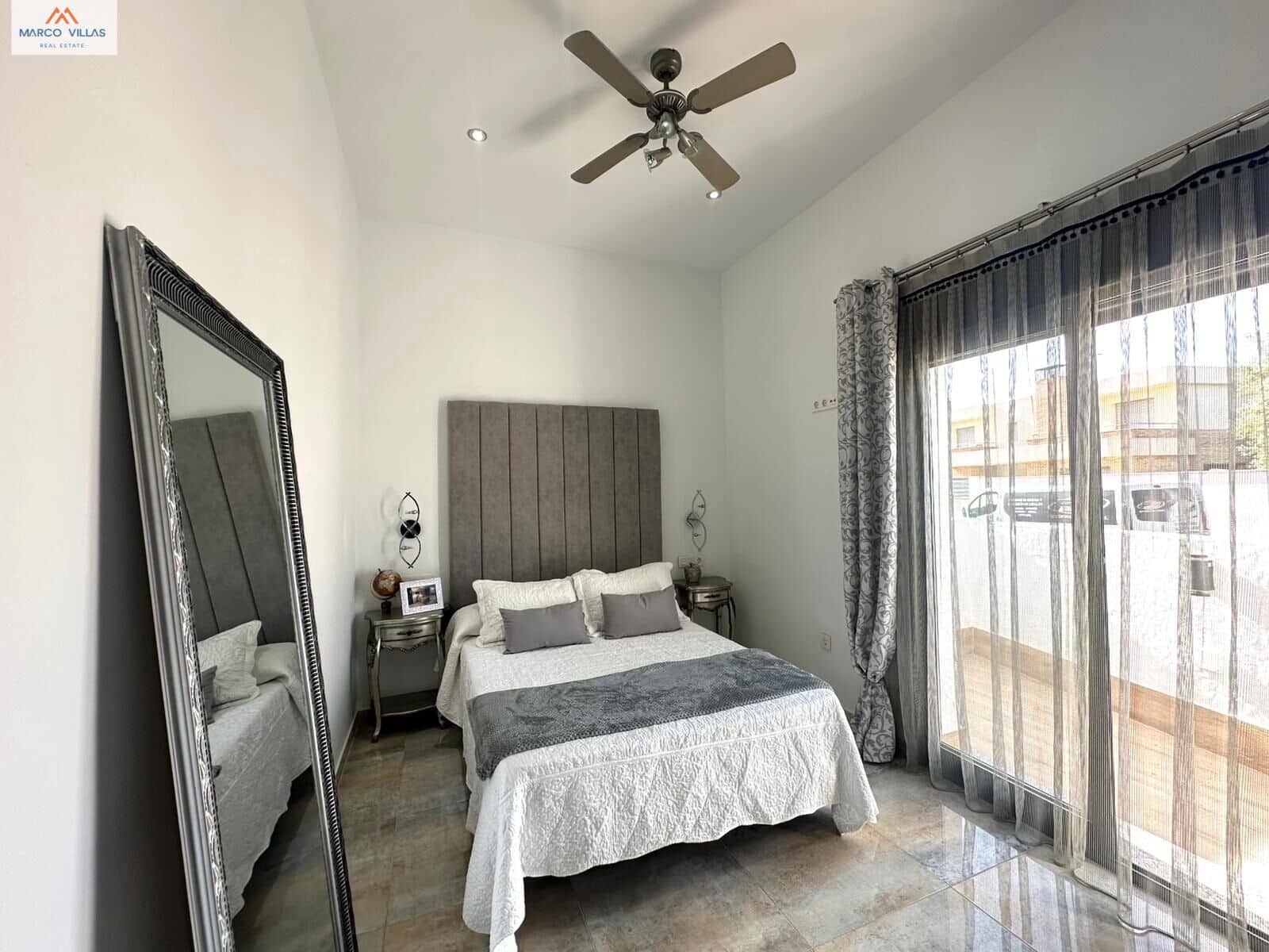 Chalet de 4 habitaciones en Torre de la Horadada en venta - 595.000 € (Ref: 9794624)