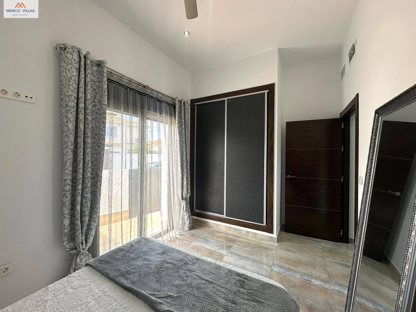 Chalet de 4 habitaciones en Torre de la Horadada en venta - 595.000 € (Ref: 9794624)