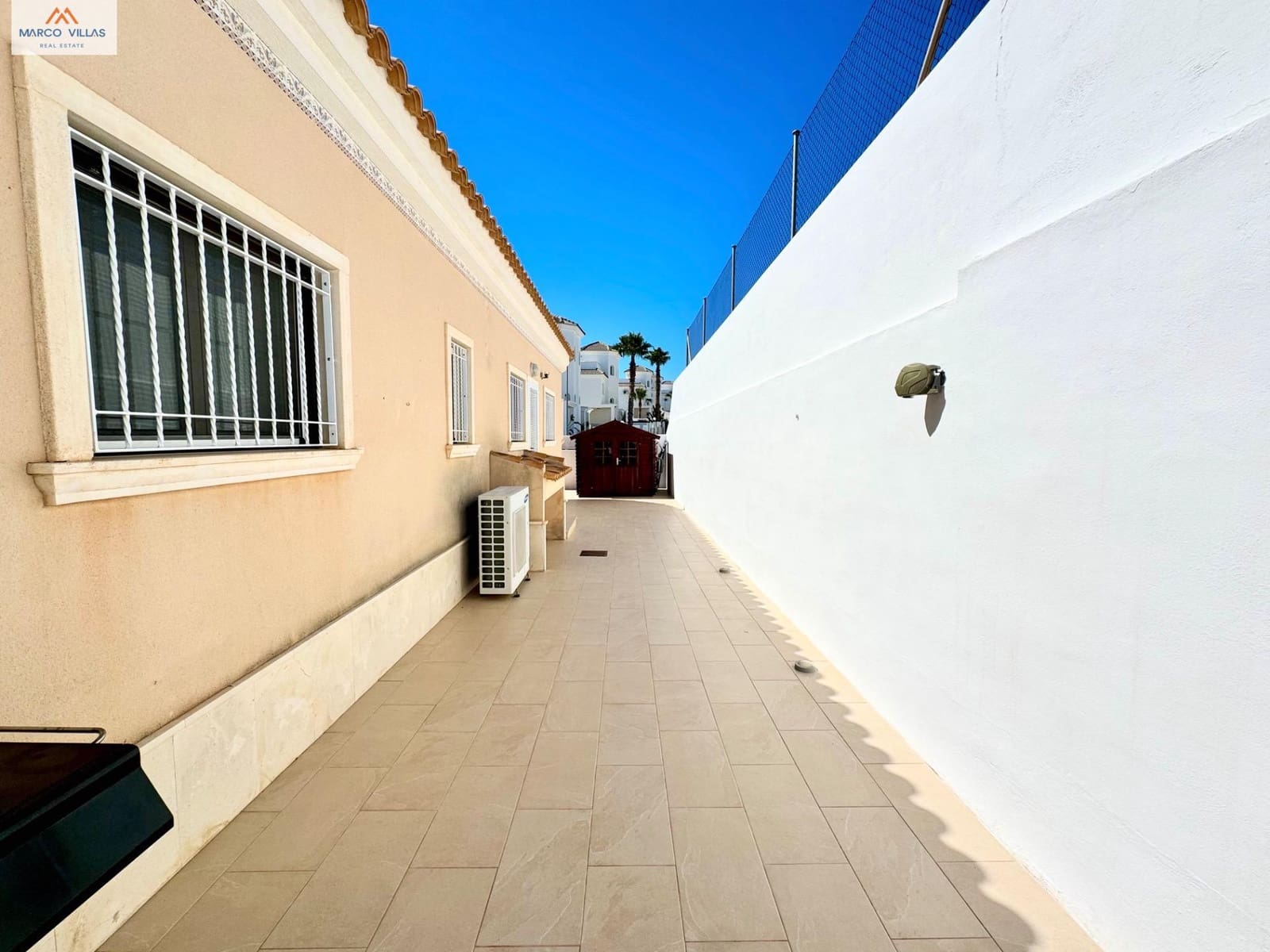 Chalet de 3 habitaciones en San Fulgencio en venta con piscina - 388.000 € (Ref: 9867017)