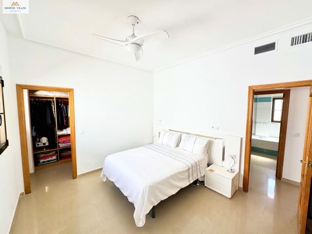 Chalet de 3 habitaciones en San Fulgencio en venta con piscina - 388.000 € (Ref: 9867017)
