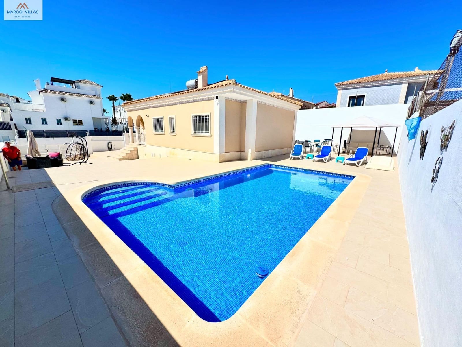 Chalet de 3 habitaciones en San Fulgencio en venta con piscina - 388.000 € (Ref: 9867017)