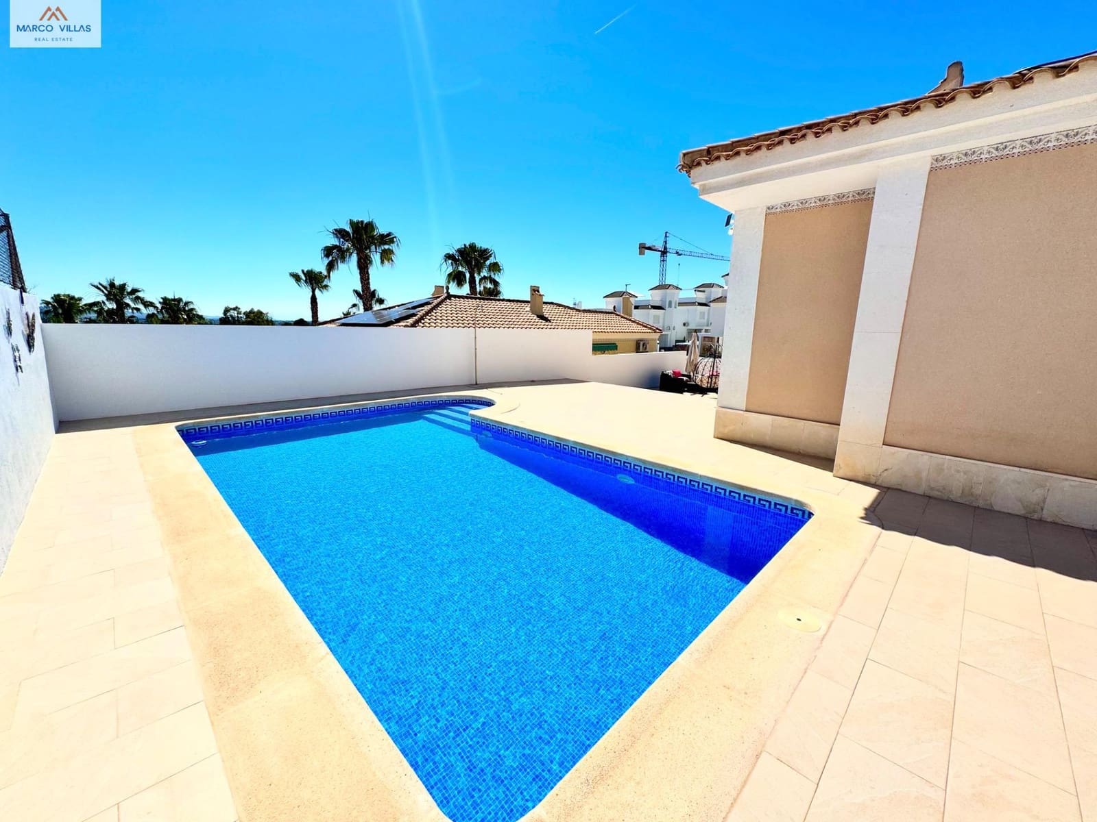 Chalet de 3 habitaciones en San Fulgencio en venta con piscina - 388.000 € (Ref: 9867017)