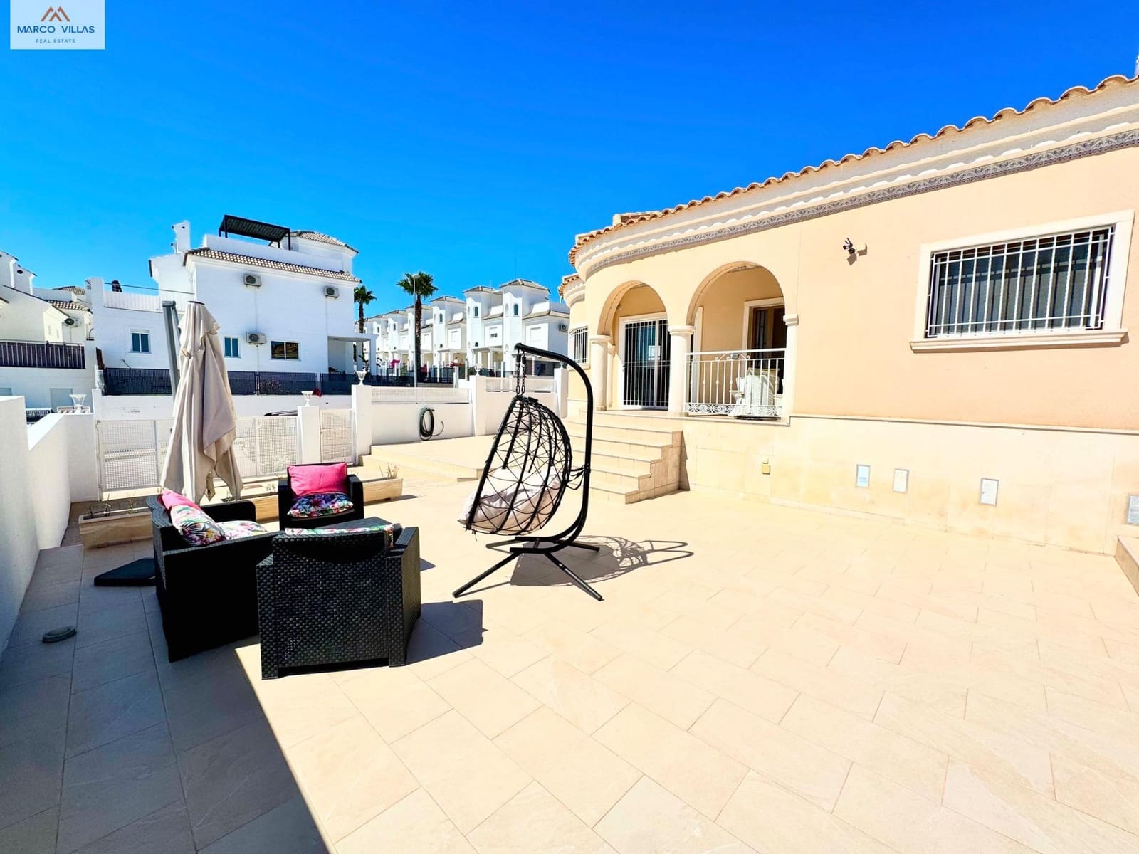 Chalet de 3 habitaciones en San Fulgencio en venta con piscina - 388.000 € (Ref: 9867017)