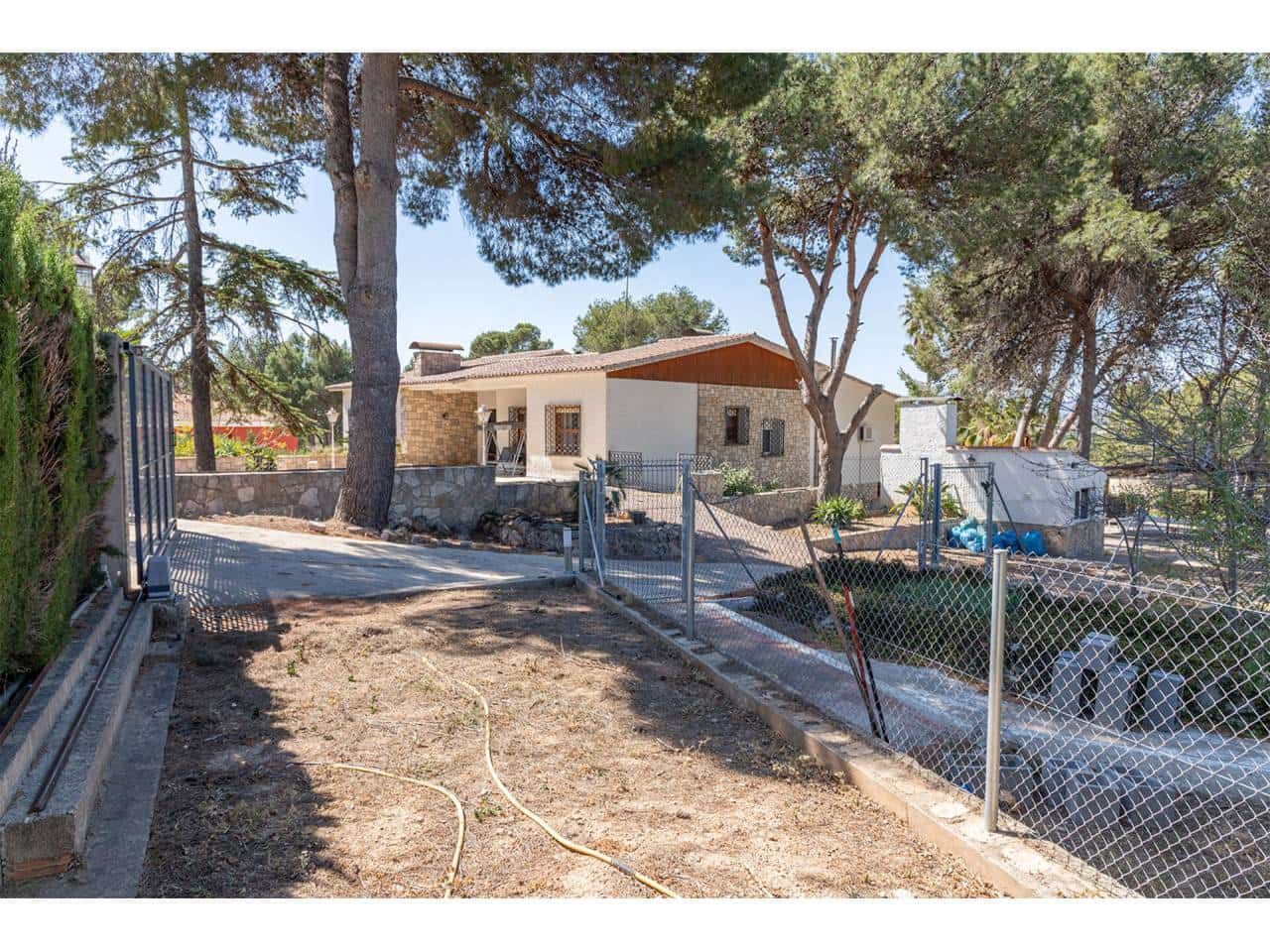 4 soveværelse Villa til salg i Godelleta med swimmingpool garage - € 495.000 (Ref: 7533107)