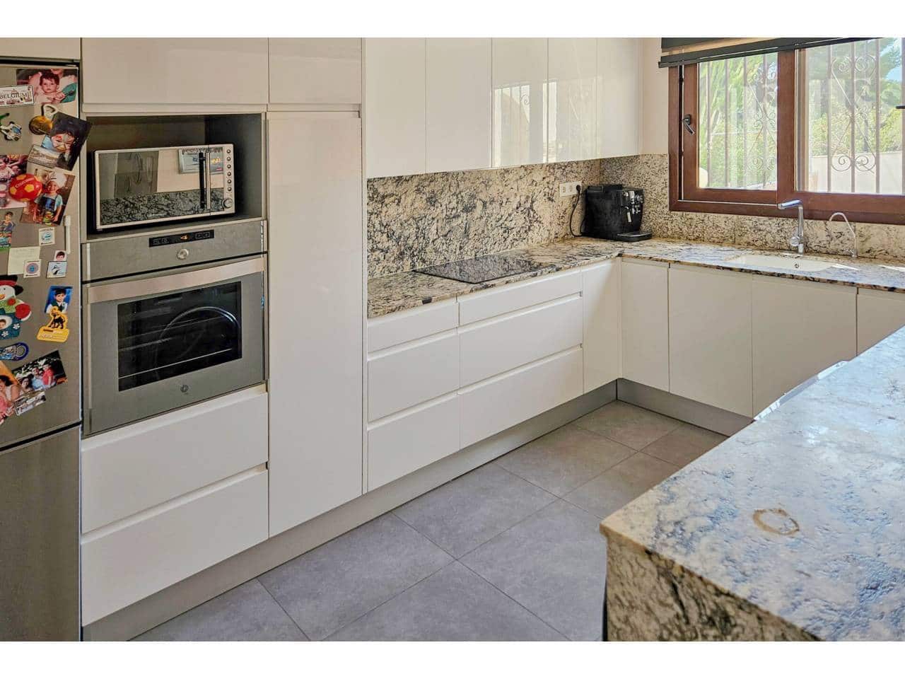 4 soveværelse Semi-Rækkehus til salg i Torrent med swimmingpool garage - € 615.000 (Ref: 9308100)