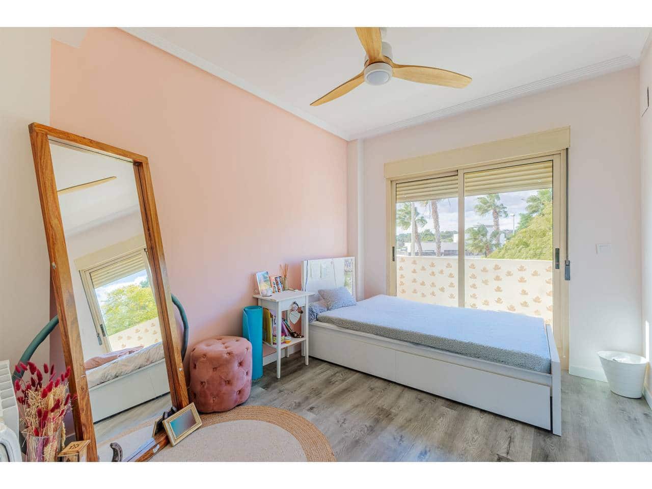 3 chambre Villa/Maison Semi-Mitoyenne à vendre à Rocafort avec piscine garage - 775 000 € (Ref: 9618511)