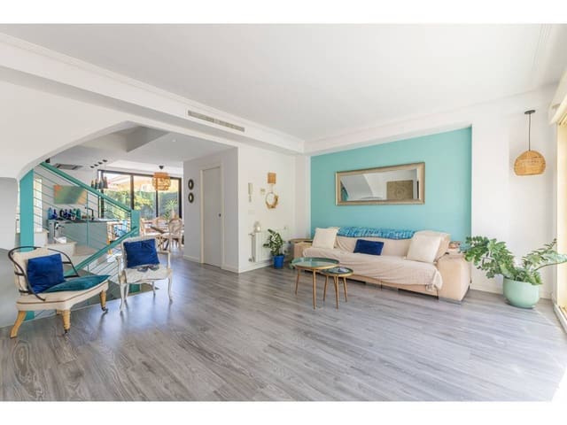 3 chambre Villa/Maison Semi-Mitoyenne à vendre à Rocafort avec piscine garage - 775 000 € (Ref: 9618511)