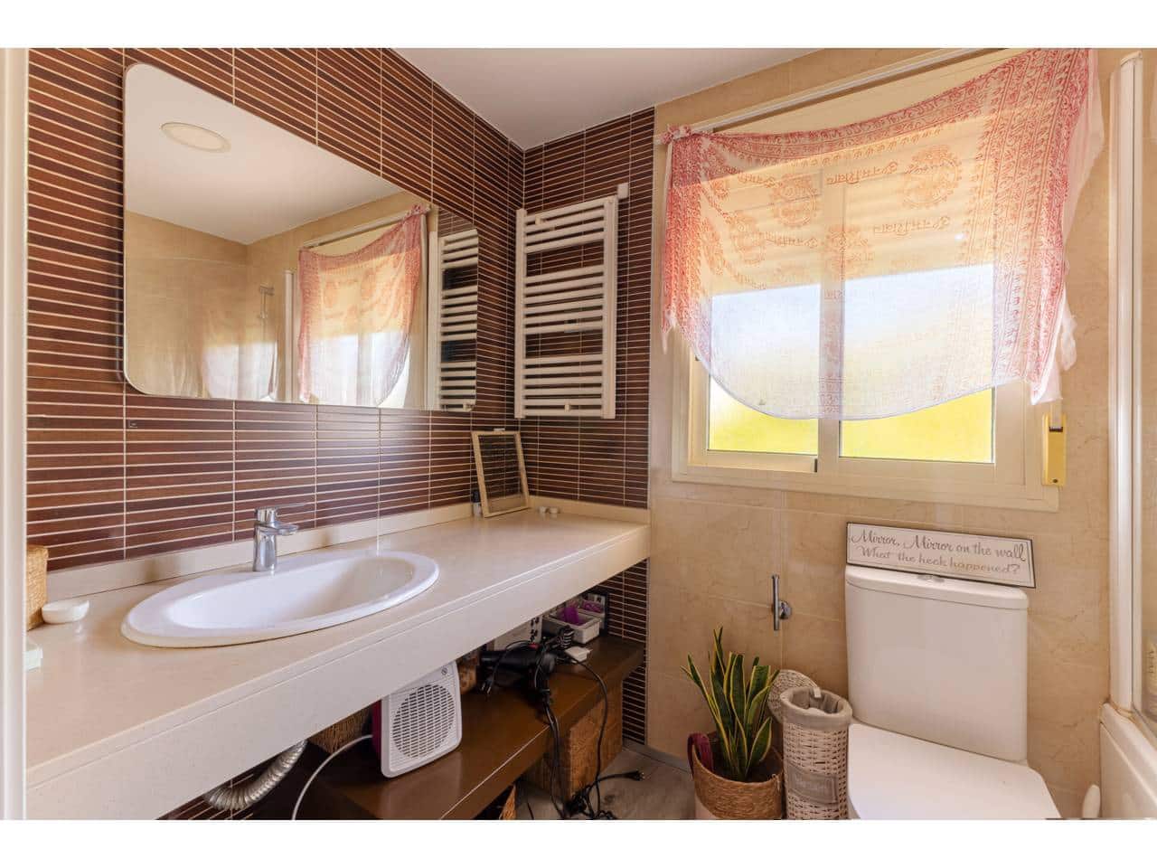 3 chambre Villa/Maison Semi-Mitoyenne à vendre à Rocafort avec piscine garage - 775 000 € (Ref: 9618511)