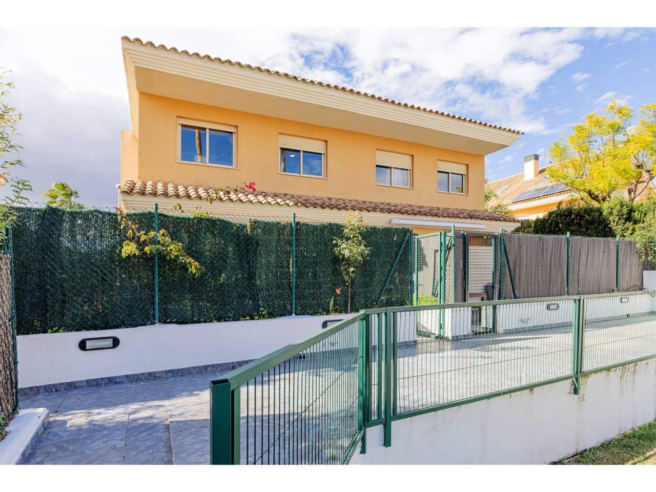 3 chambre Villa/Maison Semi-Mitoyenne à vendre à Rocafort avec piscine garage - 775 000 € (Ref: 9618511)