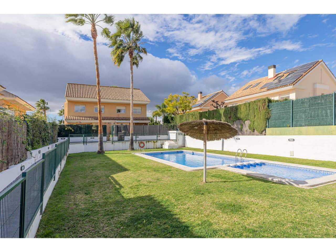 3 chambre Villa/Maison Semi-Mitoyenne à vendre à Rocafort avec piscine garage - 775 000 € (Ref: 9618511)