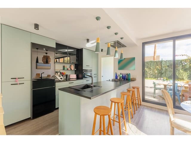 3 chambre Villa/Maison Semi-Mitoyenne à vendre à Rocafort avec piscine garage - 775 000 € (Ref: 9618511)