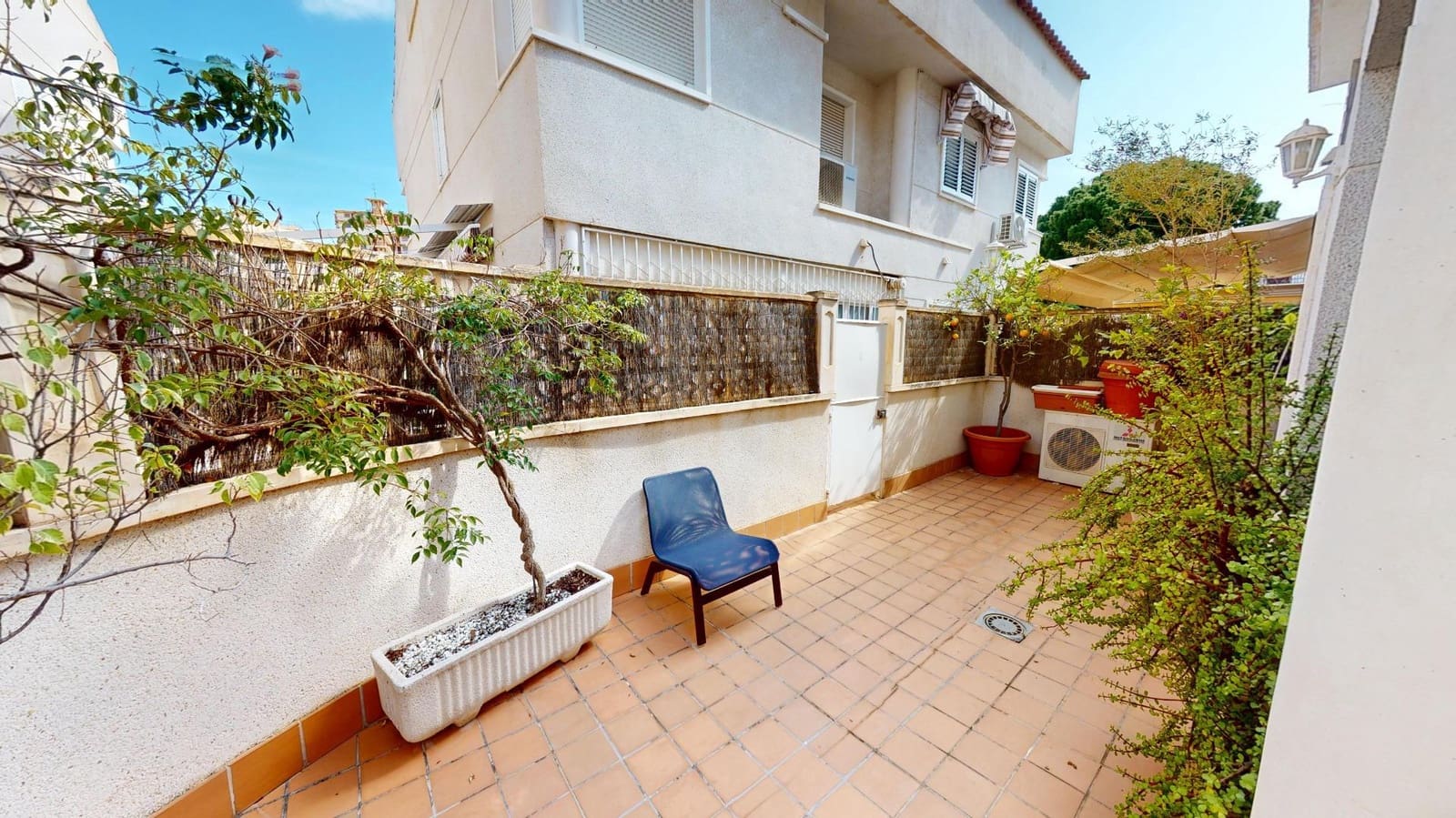 3 soveværelse Rækkehus til leje i Alicante by med swimmingpool garage - € 1.950 (Ref: 9583356)