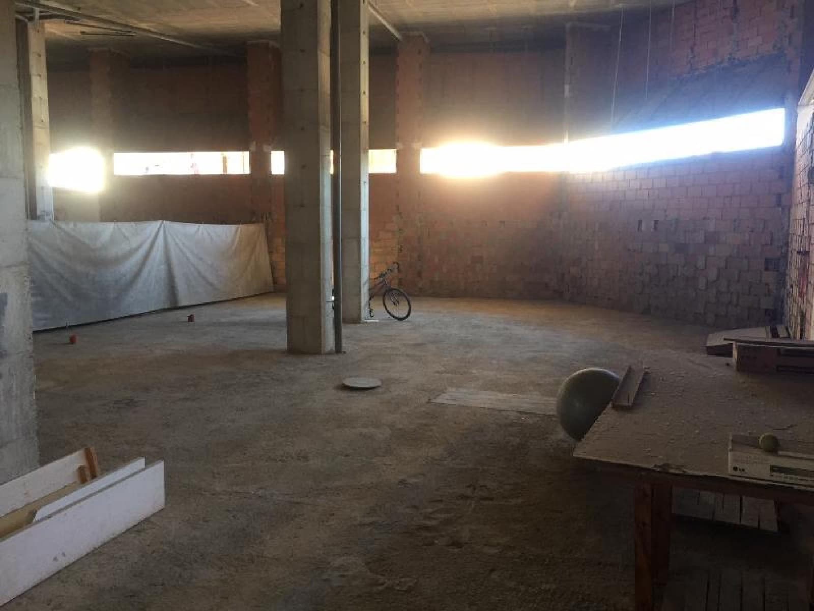 Kaupallinen myytävänä paikassa El Campello - 1 182 000 € (Ref: 9583379)