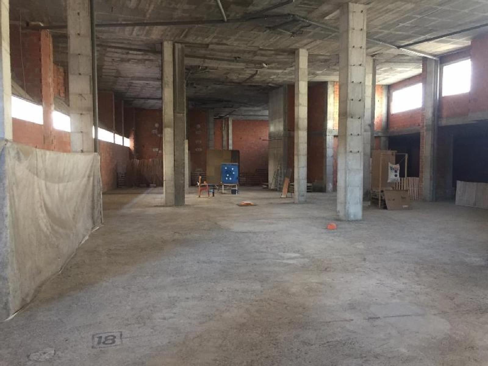 Kaupallinen myytävänä paikassa El Campello - 1 182 000 € (Ref: 9583379)