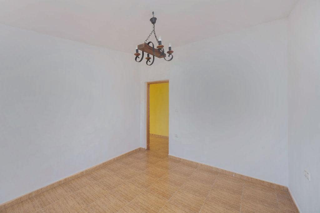 4 soveværelse Finca/Landehus til salg i Alicante by med swimmingpool - € 240.000 (Ref: 9651944)