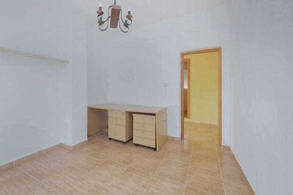 4 soveværelse Finca/Landehus til salg i Alicante by med swimmingpool - € 240.000 (Ref: 9651944)