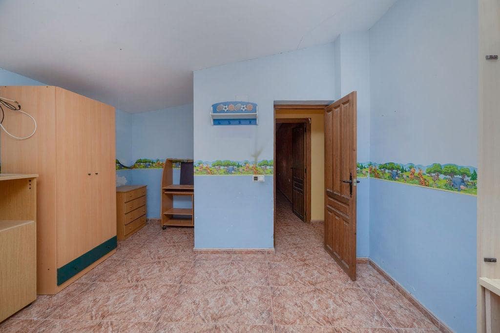 4 soveværelse Finca/Landehus til salg i Alicante by med swimmingpool - € 240.000 (Ref: 9651944)