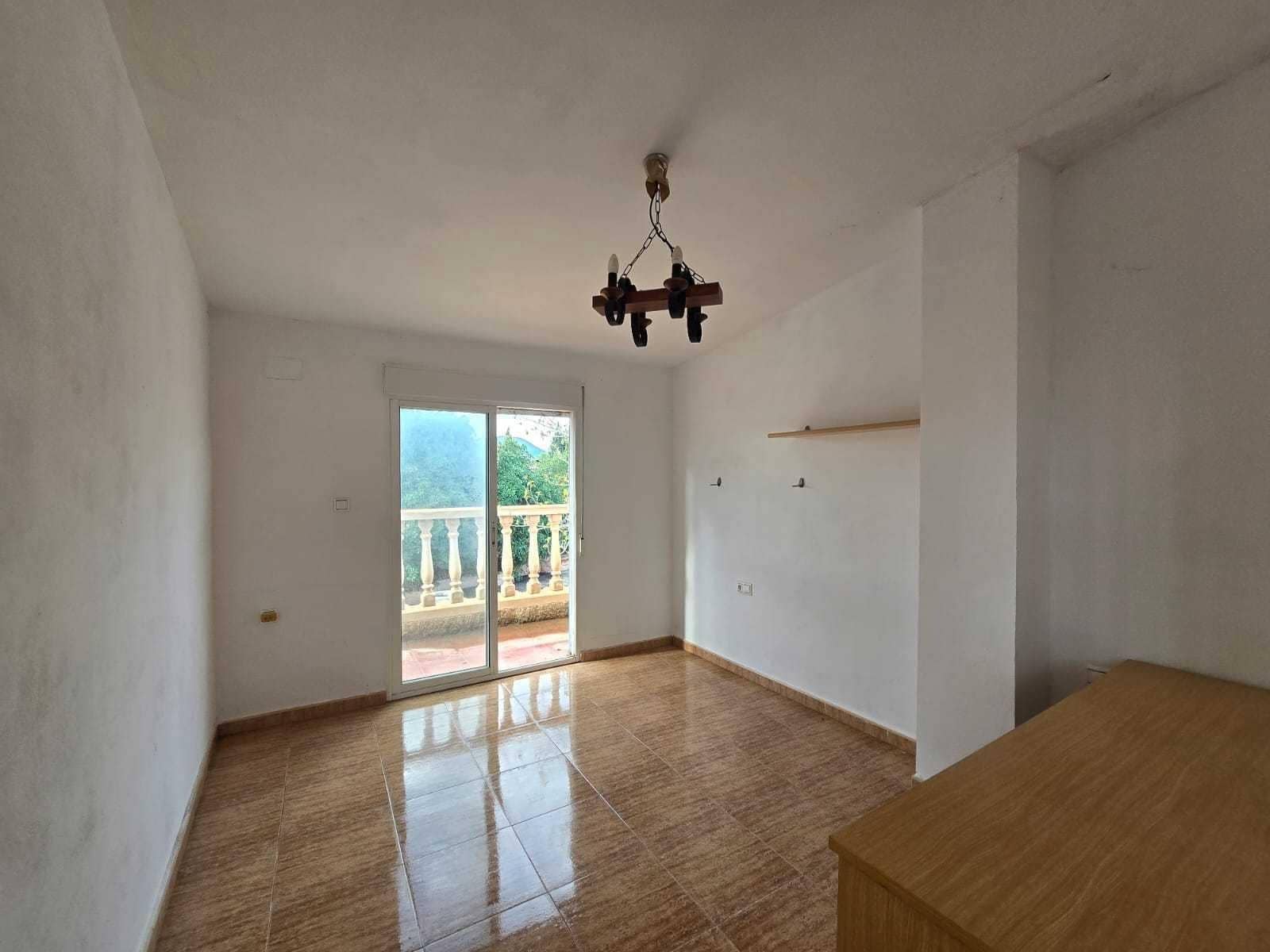 4 soveværelse Finca/Landehus til salg i Alicante by med swimmingpool - € 240.000 (Ref: 9651944)