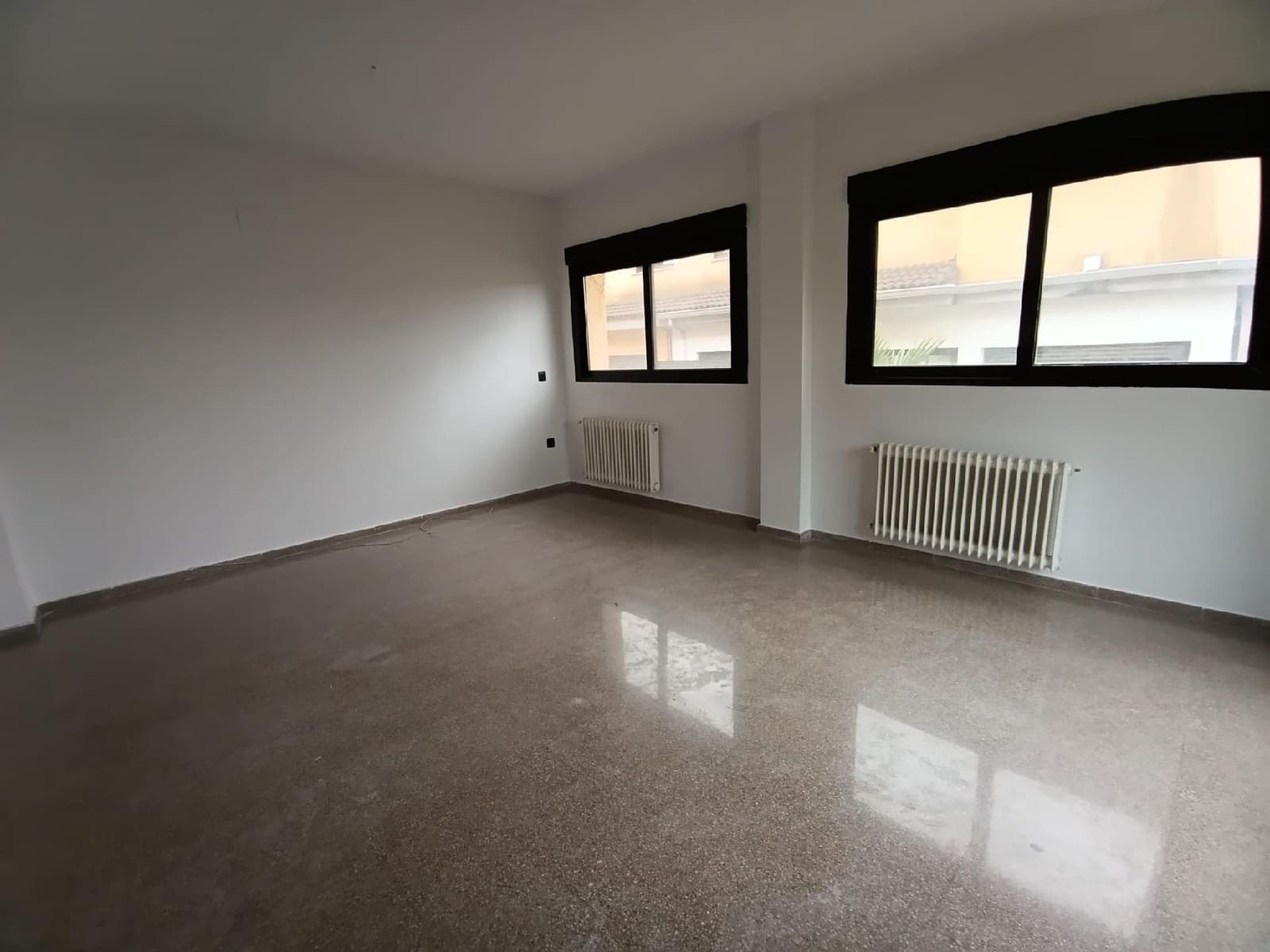 5 bedroom Villa for sale in Elda with garage - € 270,000 (Ref: 9744135)