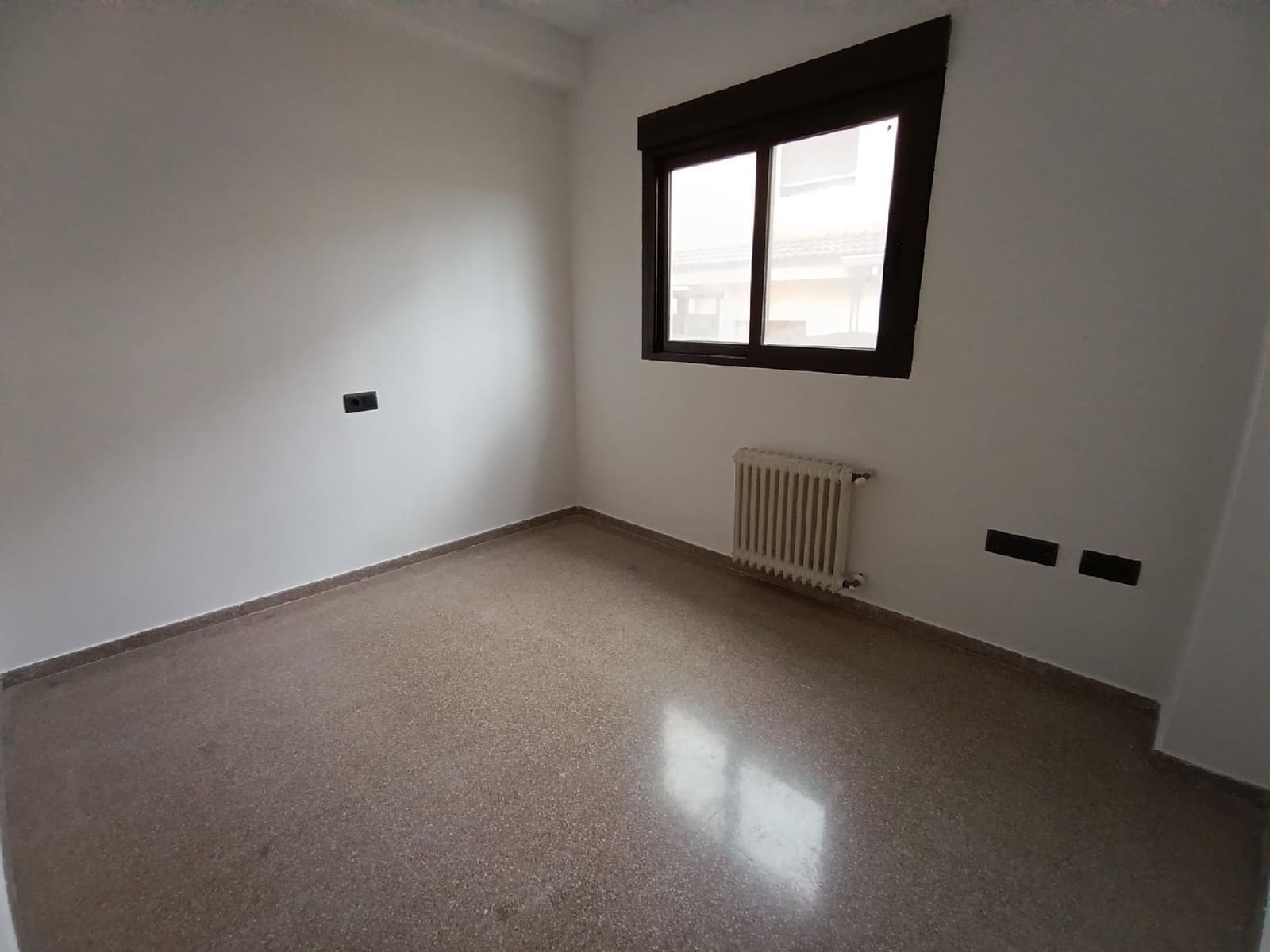 5 bedroom Villa for sale in Elda with garage - € 270,000 (Ref: 9744135)