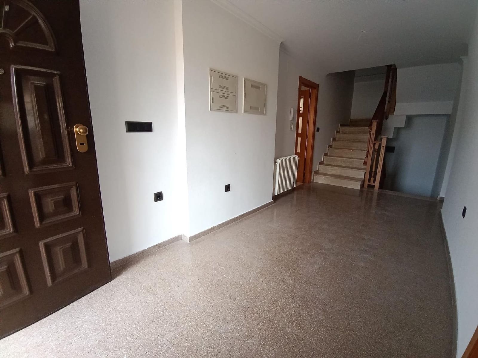 5 bedroom Villa for sale in Elda with garage - € 270,000 (Ref: 9744135)