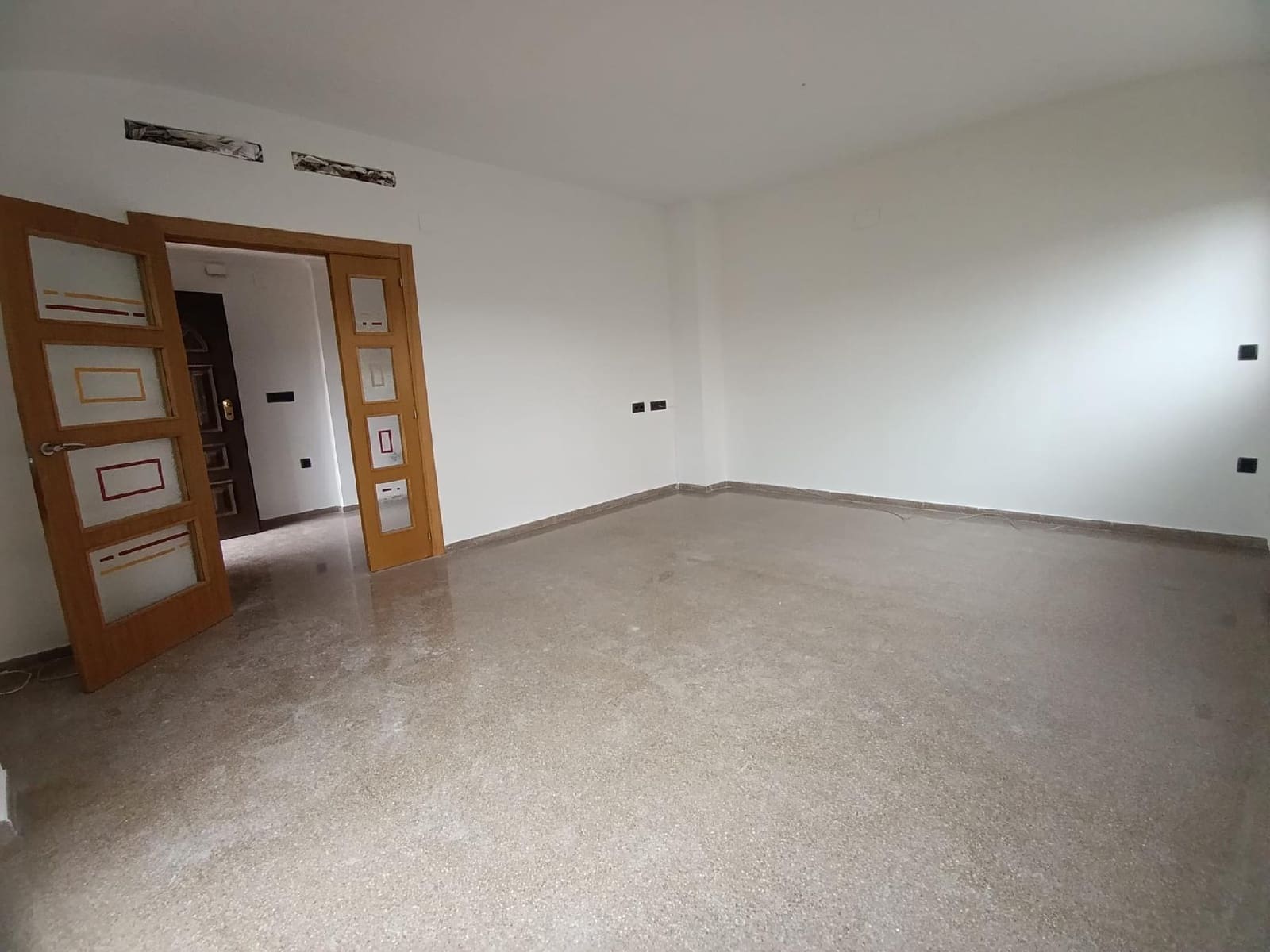 5 bedroom Villa for sale in Elda with garage - € 270,000 (Ref: 9744135)